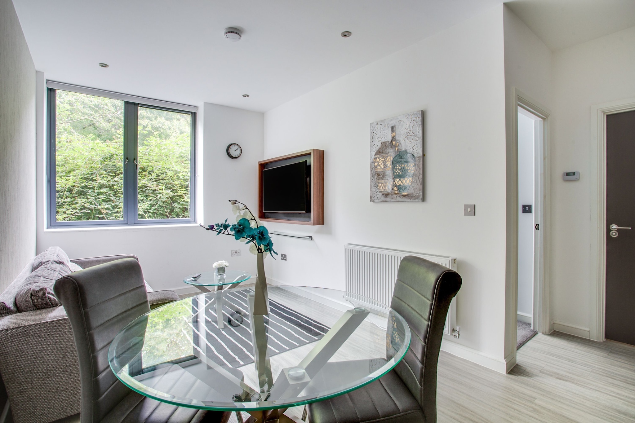 This 1-bedroom apartment in Milton Keynes serves as the perfect pad to crash for a young couple looking to unleash their inner tourist in the Anglia region. Charming and modern interiors define this home with a living/dining room with a TV, a kitchen with a microwave and fridge besides other kitchen equipment, a bathroom and heating facility. For reasons of tranquility, partying is not allowed here. The person booking the accommodation should be above 25 years.
Sainsbury’s is closeby, should you like to purchase general supplies. Restaurants can be traced 4 km away. Snozone is only 2 km where you can take ski lessons indoors. Treetop Extreme lake at 3 km is perfect for an evening out and The Parks Trust nearby is a park with a wildlife and nature reserve. Gulliver's Land Theme Park Resort at 4 km is a really happy place where you can enjoy buffets as well.
The bedroom has a comfortable double bed to offer you a peaceful and undisturbed sleep.
Heathrow Airport is 85 km away.