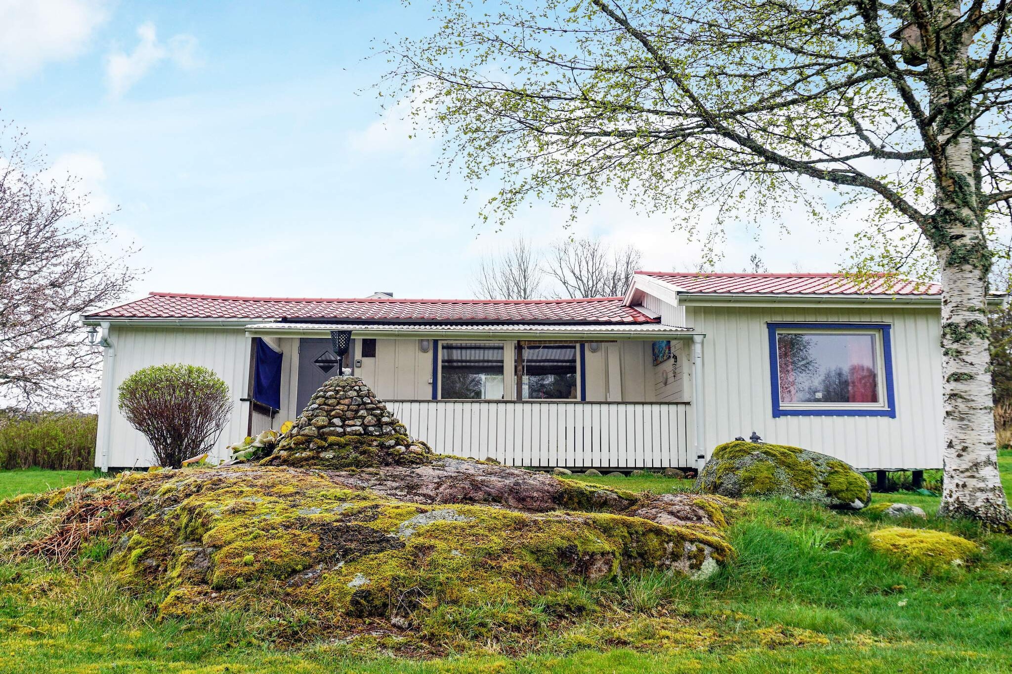 open kitchen(cooker(electric), coffee machine, microwave, fridge-freezer, high chair), Living/bed room(double folding bed, TV, DVD player, radio, CD player, netflix), bedroom(2x single bed, 2x bunk bed), bathroom(washbasin, shower, toilet, washing machine, water from well), terrace(roofed)(garden furniture, BBQ), garden, parking, geothermal energy, air to air heatpump