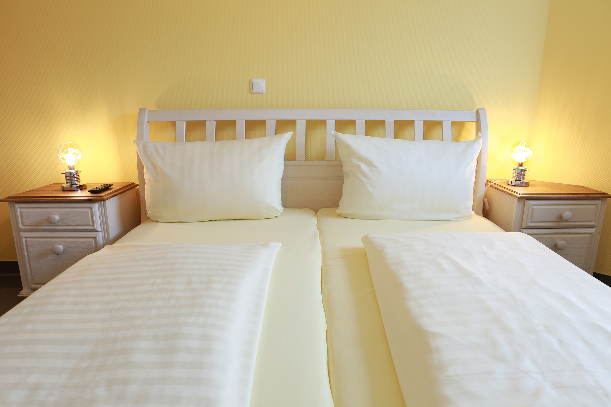 On the 2nd floor: (Living room(single sofa bed, TV(flatscreen, satellite, dutch television channels), DVD player, radio, CD player, stereo unit), open kitchen(dining table(4 persons), electric kettle, toaster, cooker(4 ring stoves, ceramic), coffee machine(filter, pads), oven, microwave, dishwasher, fridge, fridge-freezer), bedroom(double bed(180 x 200 cm), TV(flatscreen, satellite, dutch television channels)), bathroom(bath tub, shower, washbasin, toilet, hairdryer), Landing)\n\ngarage, stove, tumble dryer(shared with other guests, paid), bathtub or shower, washing machine(shared with other guests, paid), balcony, patio, heating(central, gas), terrace, bicycle storage, garden furniture, parking, parasol, party games