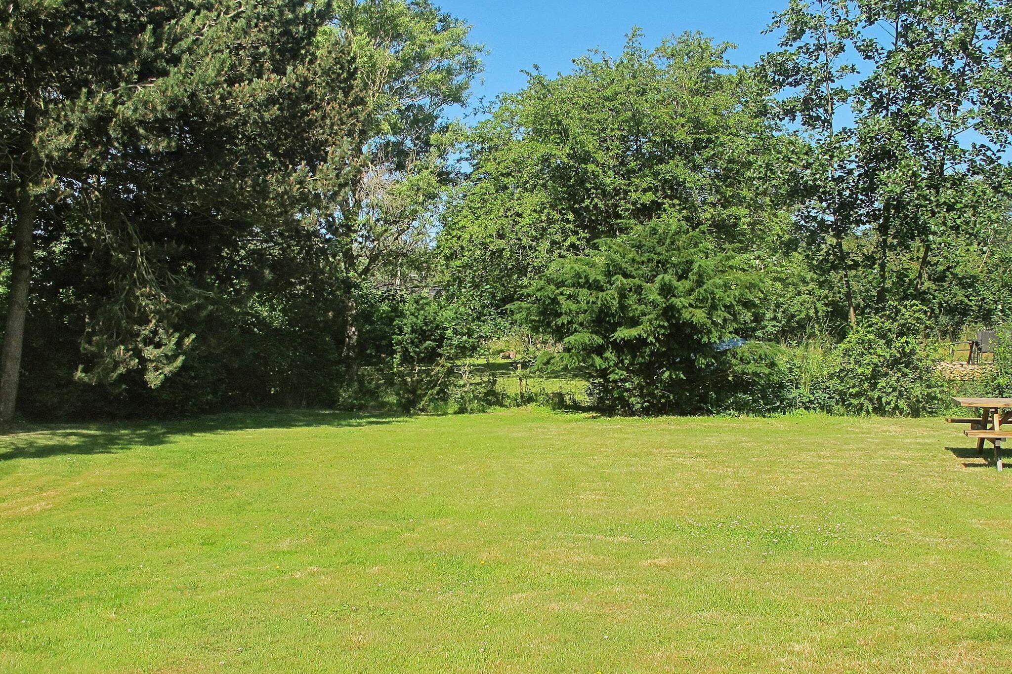 Kitchen(cooker(electric), hood, coffee machine, microwave, dishwasher, fridge-freezer), Living/bed room(TV(german television channels)), bedroom(double bed), bedroom(2x single bed), bathroom(bathtub or shower, washbasin, toilet), carport, heating(electric), terrace, terrace(roofed), garden, BBQ, air to air heatpump