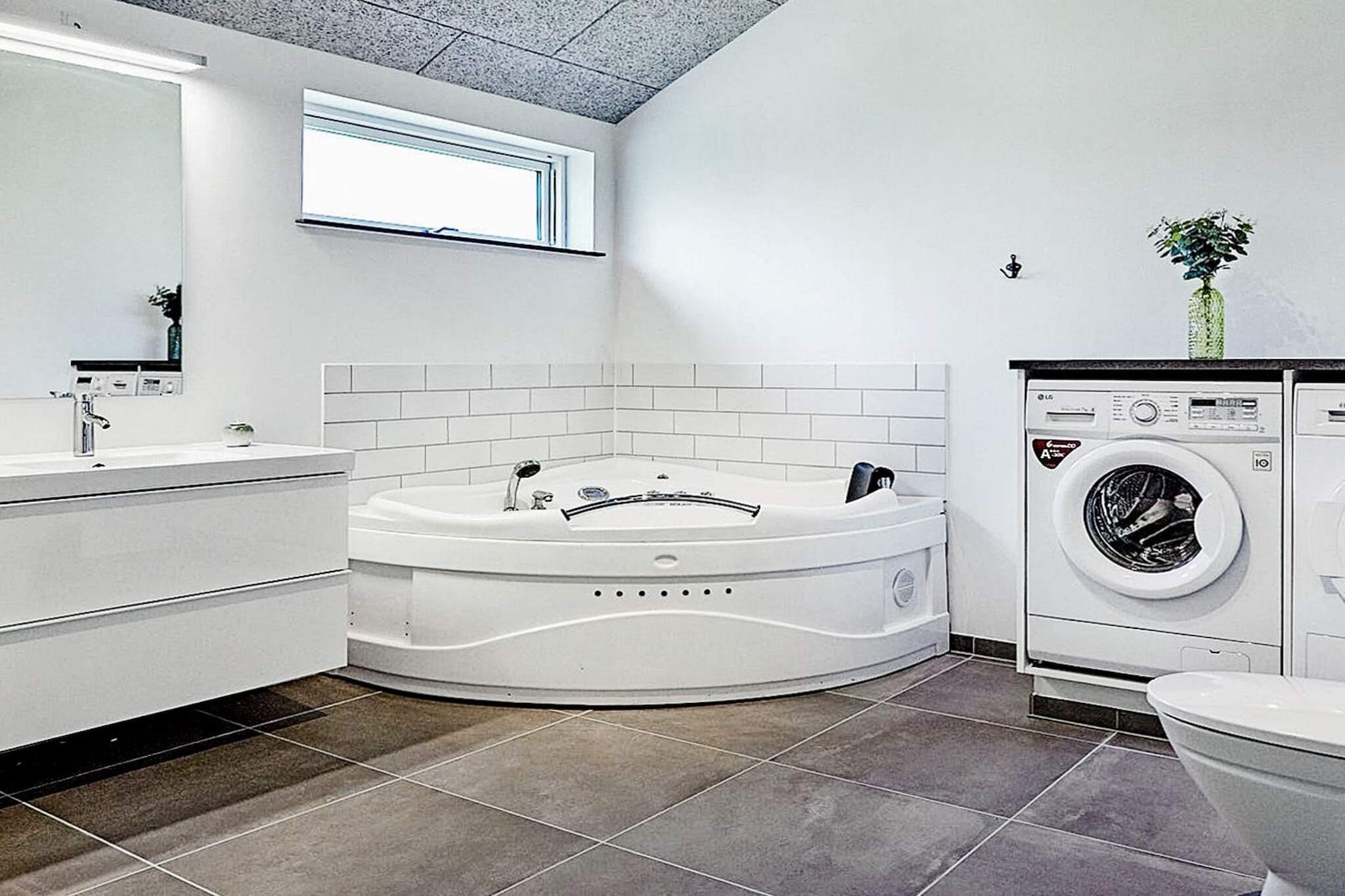 open kitchen(cooker(electric), hood, coffee machine, dishwasher, fridge-freezer), Living/bed room(TV, children\'s bed, high chair), bedroom(2x single bed), bedroom(2x single bed), bedroom(2x single bed, 2x bunk bed), bedroom(2x single bed), bathroom(floor heating)(tumble dryer, bathtub or shower, washbasin, toilet, washing machine), bathroom(floor heating)(bathtub or shower, washbasin, toilet), Bubble bath(indoor, heated, 2 persons), heating(electric), terrace(roofed), BBQ, air to air heatpump