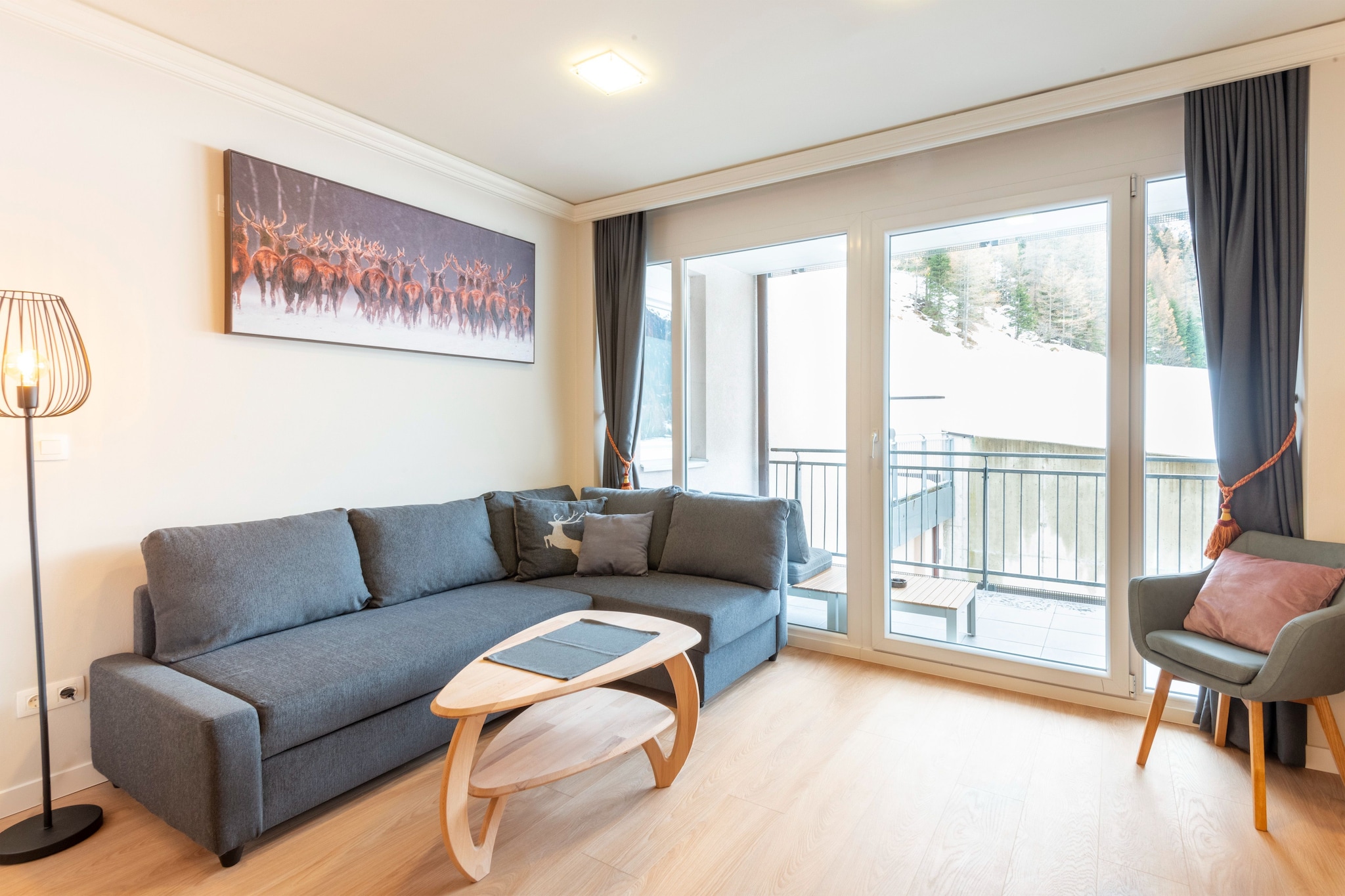 This beautiful holiday apartment for up to 5 people is located in an apartment complex in the small town of Zwieselstein in the municipality of Sölden in Tyrol, not far from Obergurgl and surrounded by the ski areas of Sölden, Gurgl, and Vent.

The apartment is on the first floor and features a spacious living room with a dining table and seating area, a modern, fully equipped kitchen, 2 bedrooms (one with a single bed and a bunk bed), a large bathroom, and a balcony. The apartment complex has its own parking spaces and an elevator.

The town of Zwieselstein is located at an altitude of almost 1,500 meters south of Sölden. Quiet yet centrally located, Zwieselstein is an ideal starting point for a holiday in the Ötztal Valley. The sophisticated Alpine village of Sölden and the surrounding towns of Hochsölden, Zwieselstein, and Vent offer a wide range of impressions and experiences in a small space. Around 300 km of marked hiking trails, 300 km of bike routes, and the BIKE REPUBLIC Sölden with its natural trails make Sölden and the surrounding area a top destination in the Alps.

The Sölden ski area with three 3,000-meter-high ski mountains, two glacier ski areas, and 144 kilometers of slopes, the Obergurgl and Hochgurgl ski areas with 112 kilometers of slopes and 25 lifts, and the small Vent ski area, perfect for families and beginners with 15 kilometers of slopes and four lifts, are not far from the apartment complex.

Sölden itself offers ample shopping for everyday needs, as well as a good selection of restaurants.
In Zwieselstein itself, there are three restaurants within walking distance and numerous bus connections within 100 meters for connections to Vent, Gurgl, and Sölden. The underground parking garage takes you to Sölden (6 minutes) or Gurgl (9 minutes) in no time. Finally, Vent is home to one of Austria's most beautiful hiking areas.