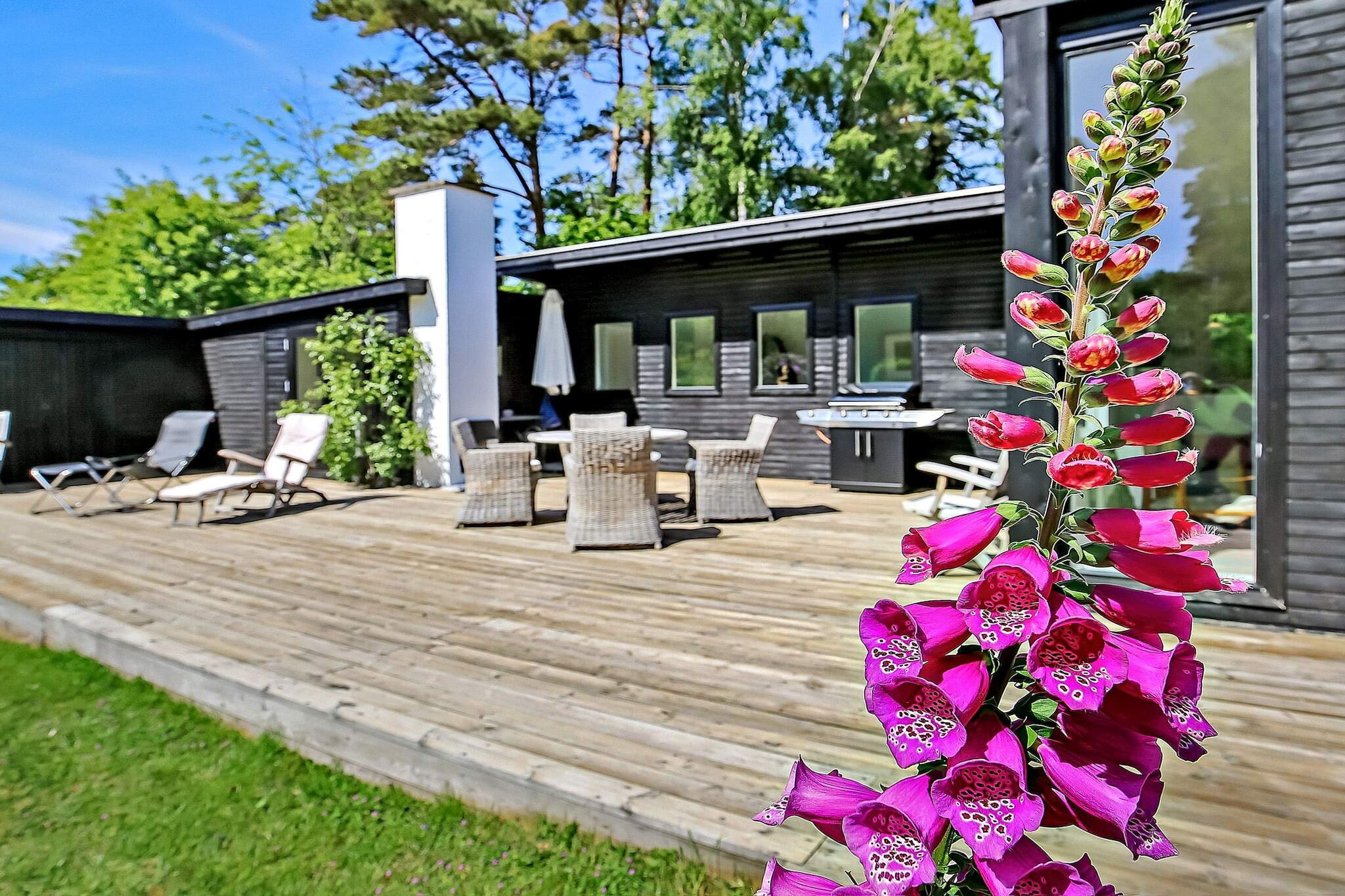 Holiday home furnished with classic furniture and well located with a large plot by the beautiful Tisvildeleje. The cottage has a good decor, space for the family and peace and quiet for relaxation.
A refundable deposit might be charged closer to your check-in date. This deposit covers utilities consumed during your stay and any additional services that may be taken. The final amount will be adjusted based on actual meter readings, actual usage of extra services, and any remaining balance will be refunded within 21 days after checkout.