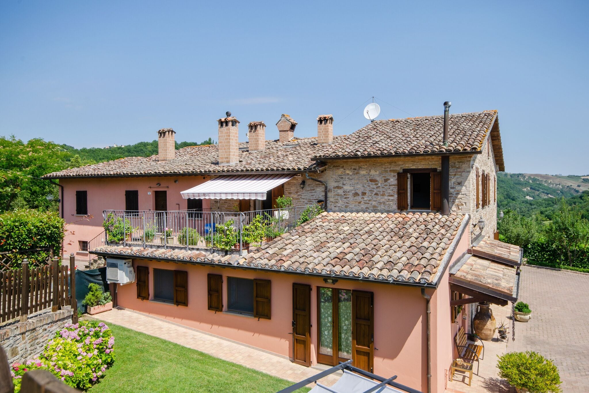 Maison de vacances sereine à Urbino avec piscine privée
