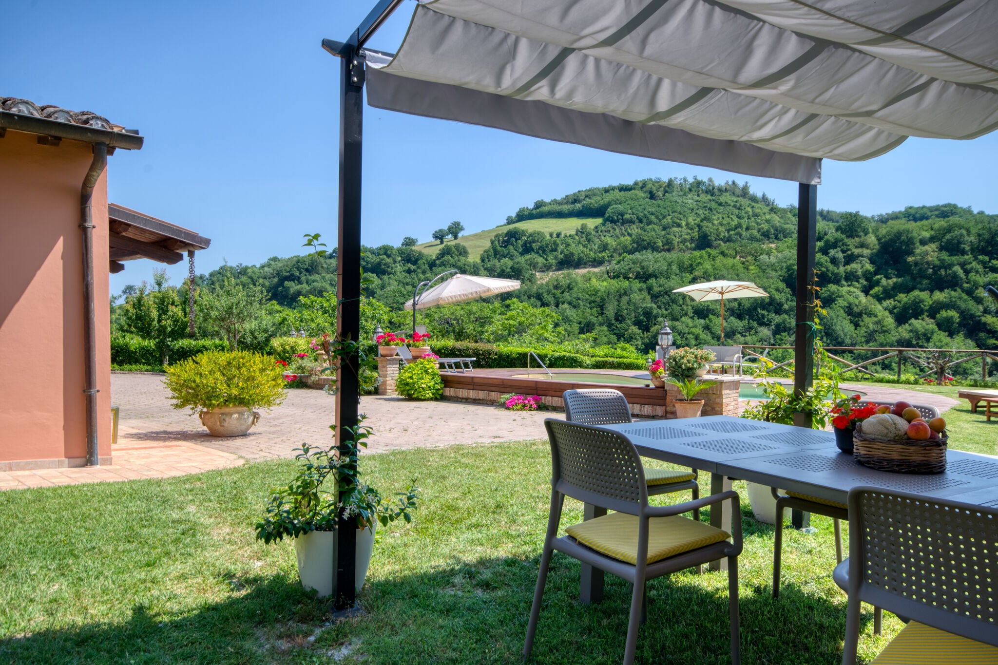 Landelijk vakantiehuis in Urbino met een zwembad