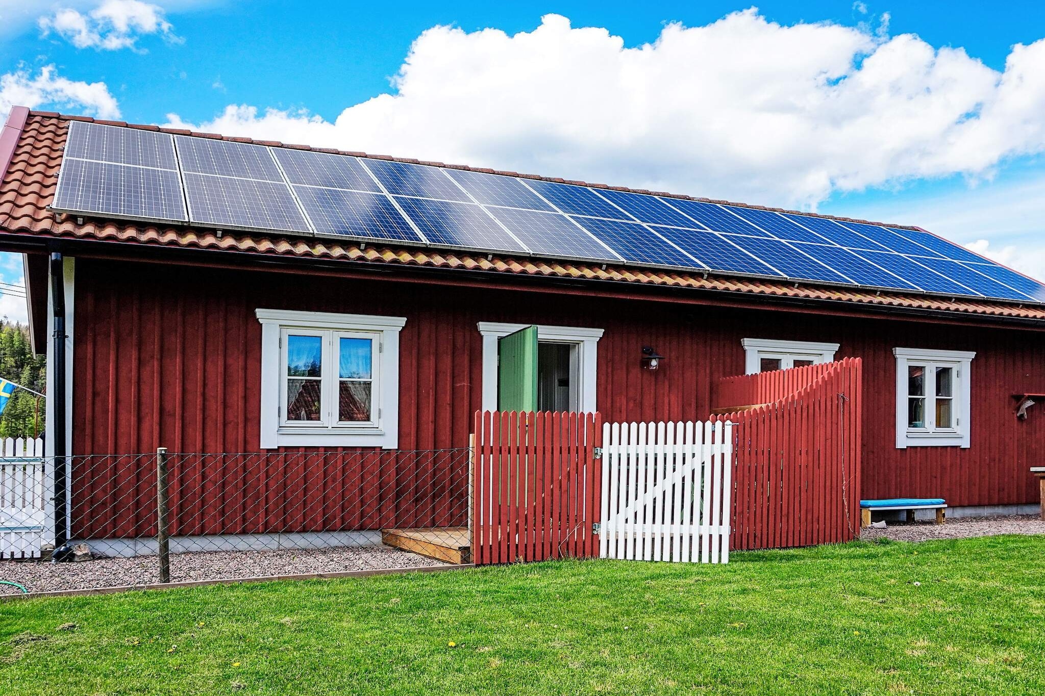 Internet Access DSL, pantry(cooker(2 ring stoves), hood, coffee machine, oven, fridge(+ freezer), water from well), Living/bed room(2x single bed, TV(swedish TV channels)), bathroom(washbasin, shower, toilet), sauna(indoor, heated), terrace, garden, garden furniture, BBQ, parking