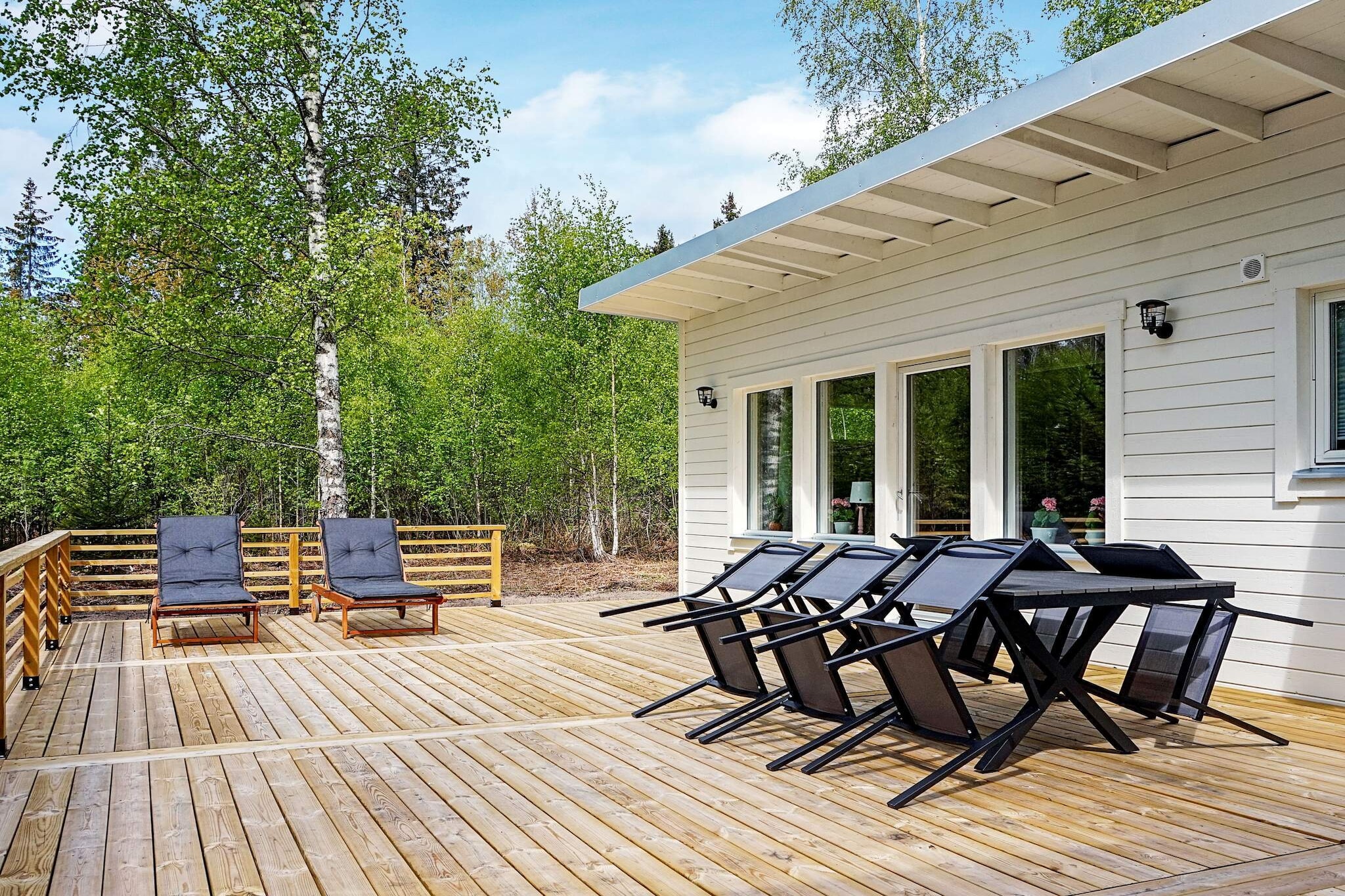 On the east coast of the small charming town of Loftahammar is this newly built fine house. The house is located as the last house on a small street above the center and the marina. The house breathes new and fresh and has everything you need for a pleasant holiday. From the hallway extends the room with large TV and a kitchen with a bar counter between the kitchen and living room and two bedrooms. From the room, the door opens to the large terrace where you can lie and enjoy in the sun loungers fully protected or enjoy the meals from the barbecue at the garden table. From the deck deck is also the guest cottage which is great for the slightly larger children or if you are traveling two couples. The cottage has two beds and here you also have a small kitchen part, all in the same open space. The center is about 700 meters and there are shops and restaurants, and below the center is the marina where you can watch the boat life or sit down at one of the harbor restaurants. If you want to go to one of the islands nearby, archipelago traffic from Loftahammar in the summer, and there are also restaurants and swimming opportunities The golf course is close to the center and swimming is the closest 4km, and if you go outside Loftahammar there are many baths to choose from and even fishing if you want to try it. Welcome to this lovely house