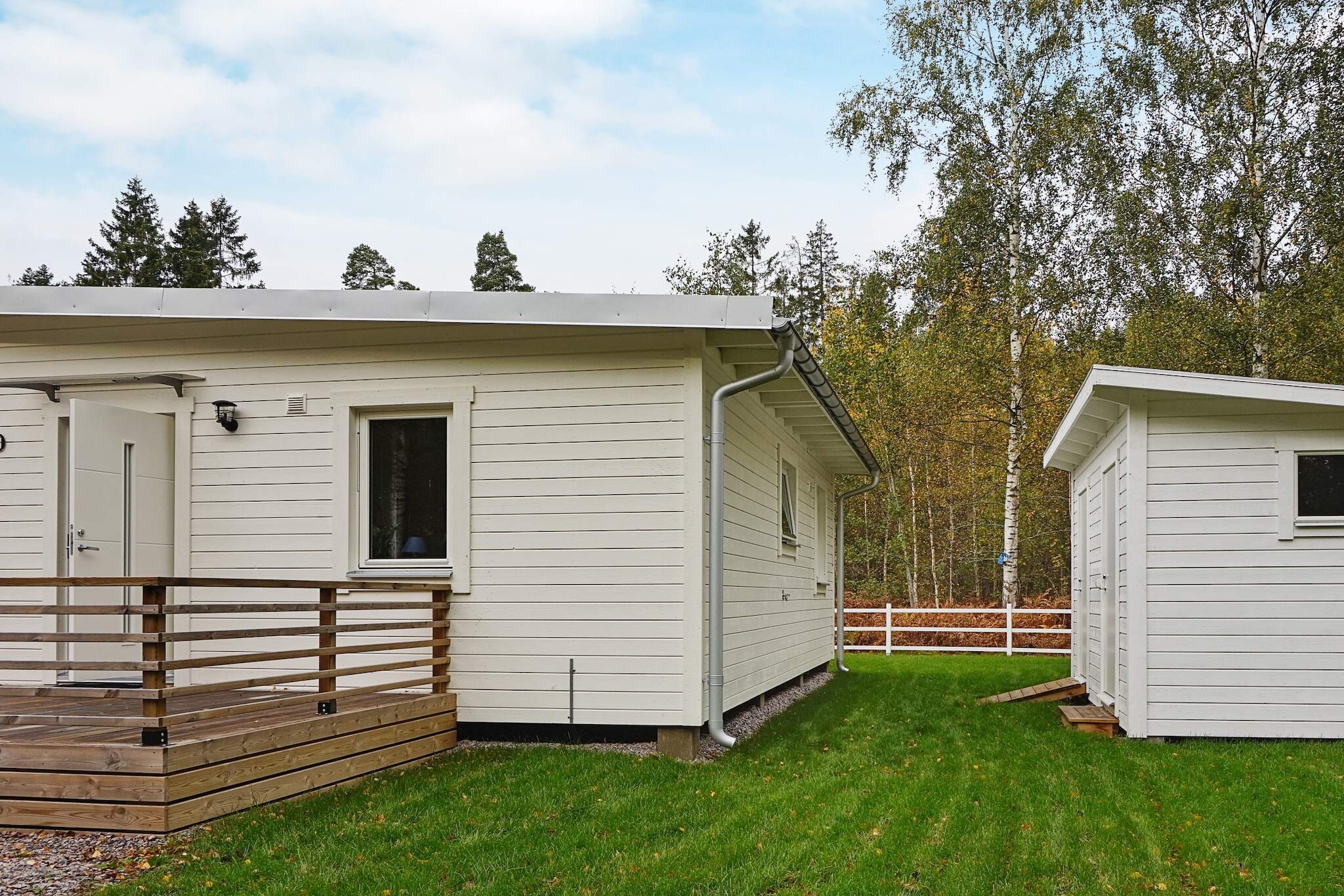 Annex: (2x single bed)\n\nopen kitchen(cooker(electric), hood, coffee machine, microwave, dishwasher, fridge-freezer), Living/bed room(TV(swedish TV channels), radio), bedroom(double bed), bedroom(2x single bed), bathroom(washbasin, shower, toilet, washing machine), heating(electric), terrace, garden furniture, BBQ, parking, air to air heatpump