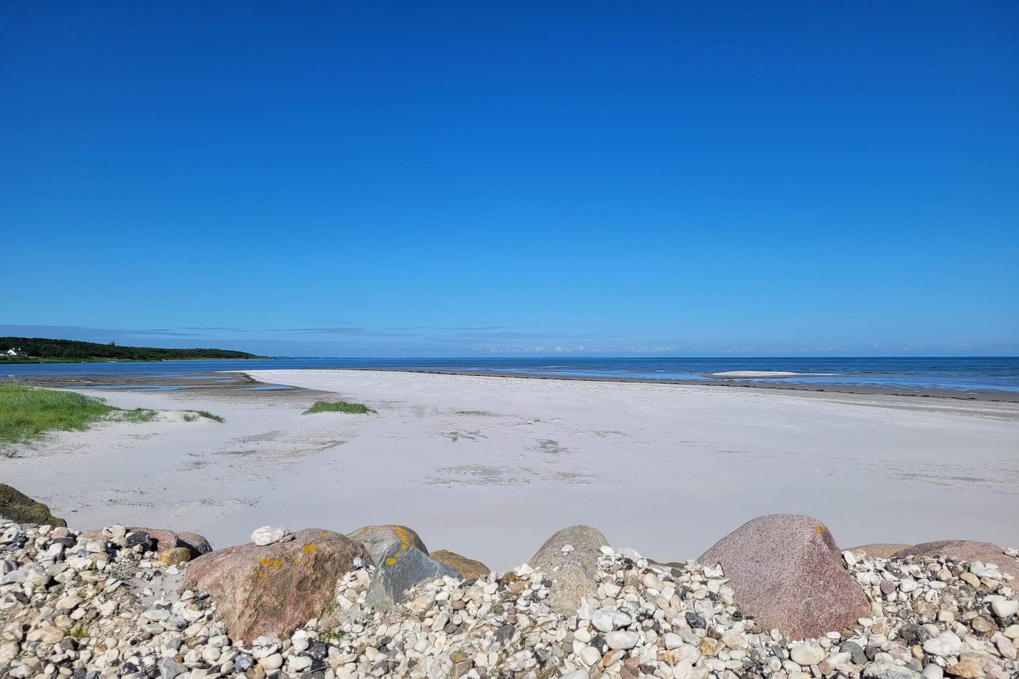 Internet Access DSL, open kitchen(cooker(electric), hood, coffee machine, microwave, fridge-freezer), Living/bed room(TV, radio, high chair), bedroom(double bed, cot), bedroom(double bed), bedroom(double bed), bathroom(bathtub or shower, washbasin, toilet), heating(electric), terrace, BBQ, air to air heatpump