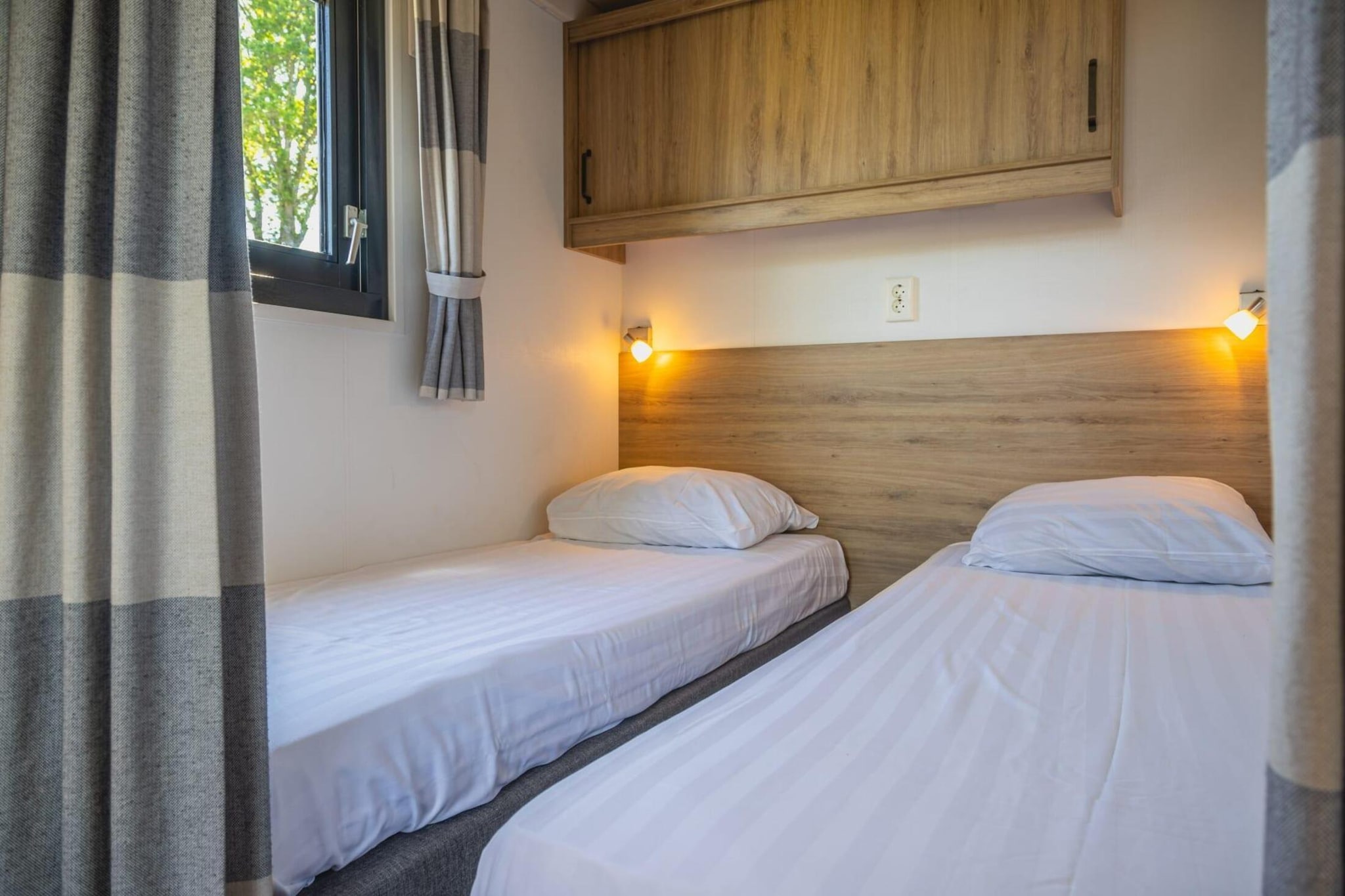 Kitchen(electric kettle, hood, fridge, Wine glasses), Living/diningroom(TV, dining table, seating area), bedroom(single bed(boxspring), single bed(boxspring)), bedroom(single bed(boxspring), single bed(boxspring)), bathroom(shower, washbasin, toilet), Internet access, Garden Furniture , terrace, garden
