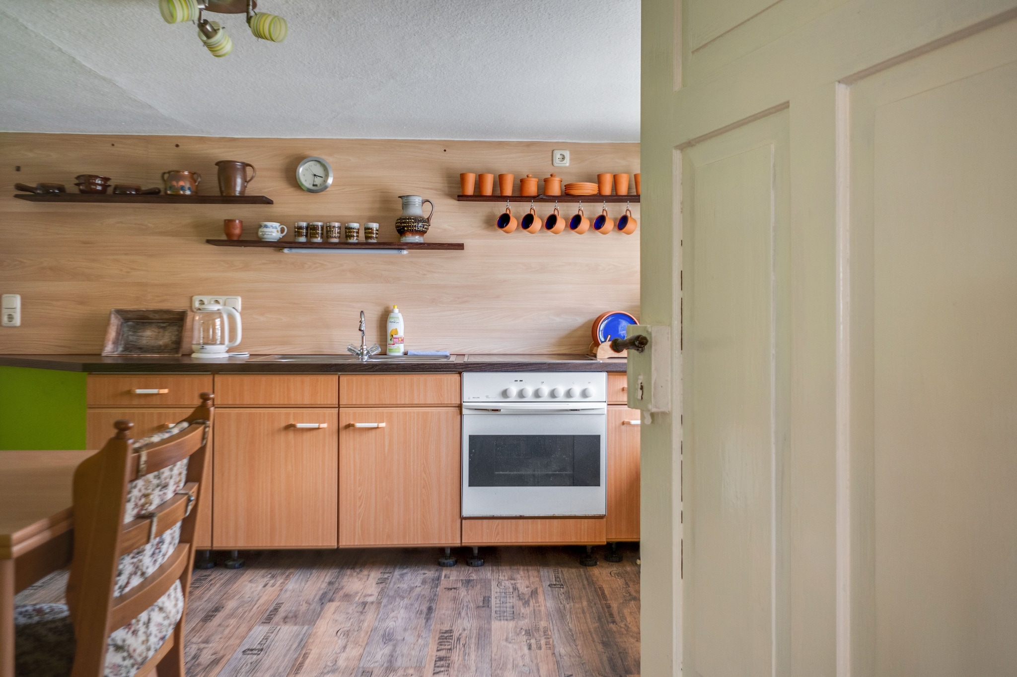 Nestled in a peaceful location just 500 m from forest trails and a short walk from local amenities, this bright first-floor apartment in Braunichswalde is ideal for families or small groups looking for nature, comfort, and kid-friendly fun. The living room includes a flatscreen satellite TV and radio, while the fully equipped kitchen features ceramic and electric cooktops, oven, microwave, fridge-freezer, toaster, kettle, filter coffee machine, and a dining table for relaxed meals.
The sleeping setup includes one single bedroom and a second bedroom with a spacious double bed (180 × 200 cm), all warmed by central heating. A walk-in shower, toilet, and washbasin complete the well-appointed bathroom. Outdoor living is a highlight, with a roofed terrace (12 m²), garden with BBQ, deckchairs, and furniture, plus a sandpit, swing set, and play equipment to keep little ones entertained. Paid bikes are available for exploring nearby lakes and trails, and party games and sunscreen add extra charm.
With shops, a bakery, restaurants, public transport, and a doctor’s office all within 2 km, and lake beaches, riding schools, and golf courses just a short drive away, this charming retreat balances countryside calm with practical convenience