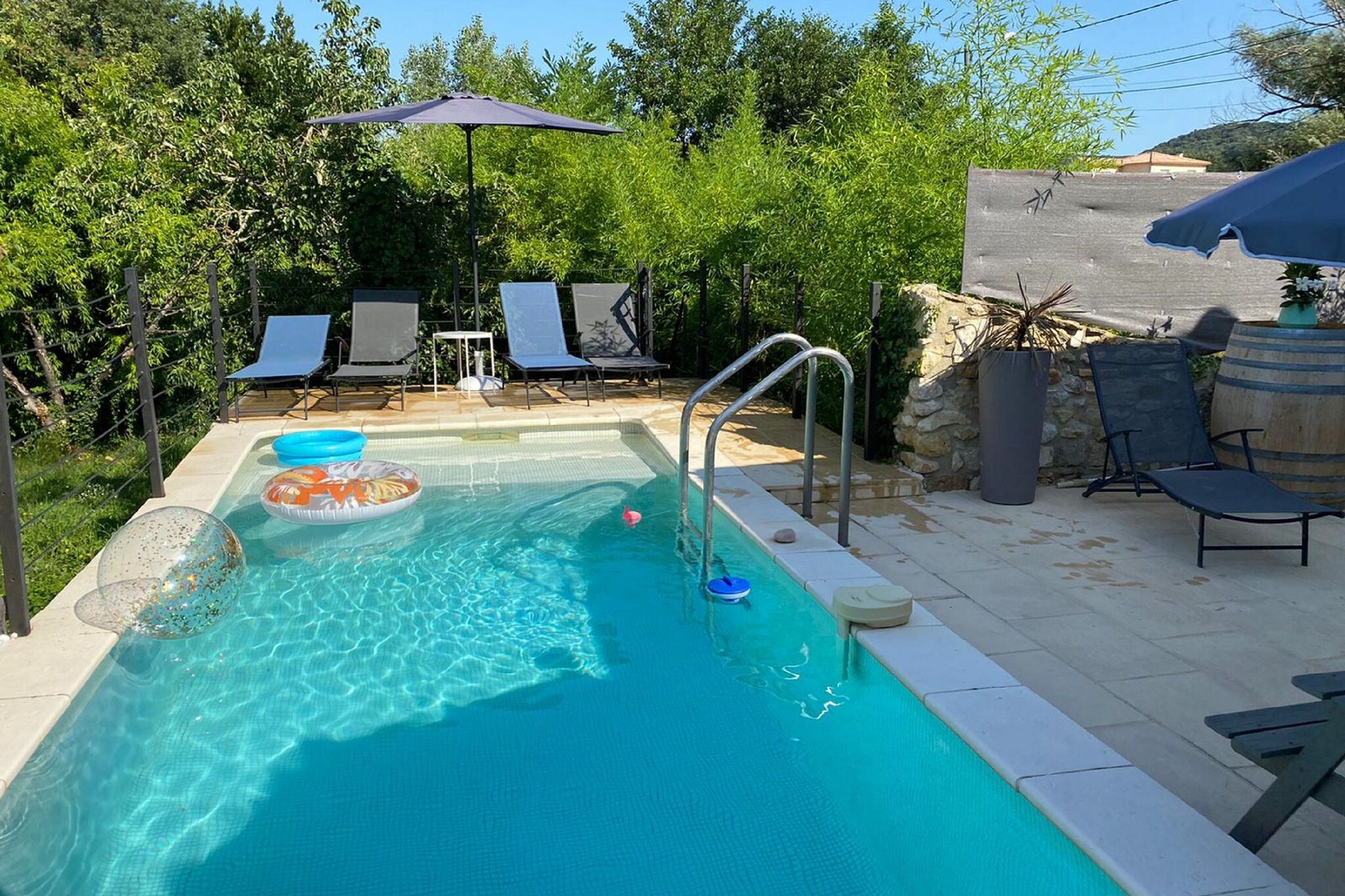 Hübsches Ferienhaus in Saint-Laurent-de-Carnols mit Pool