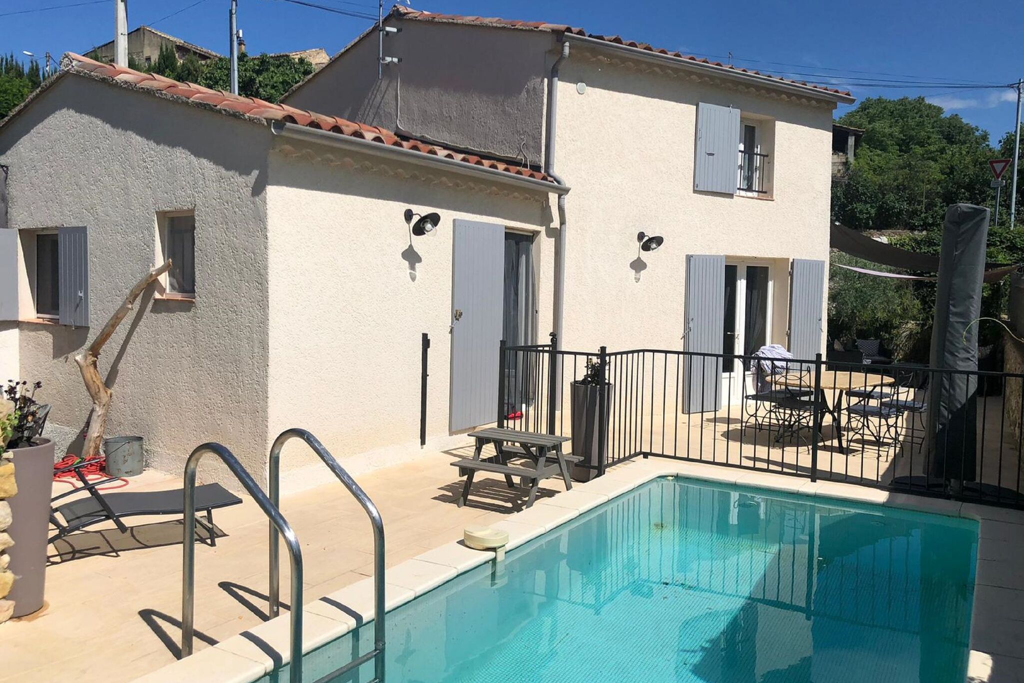 Lovely Holiday Home in Saint-Laurent-de-Carnols with Pool