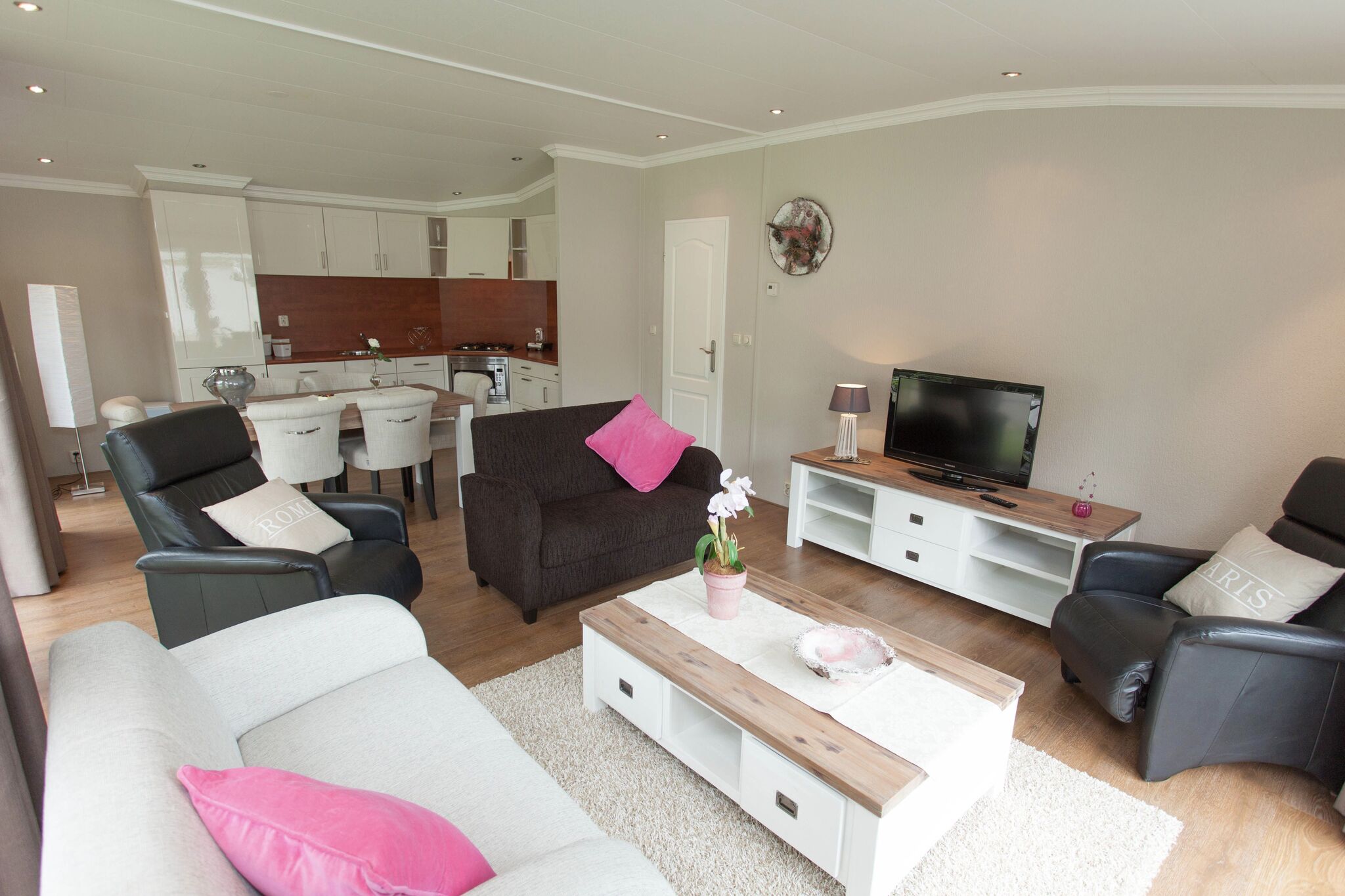 Spacious chalet with dishwasher, 15km from Alkmaar