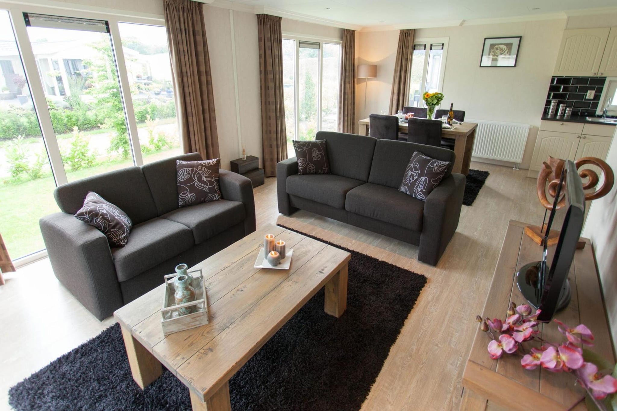 Spacious chalet with pool for 4