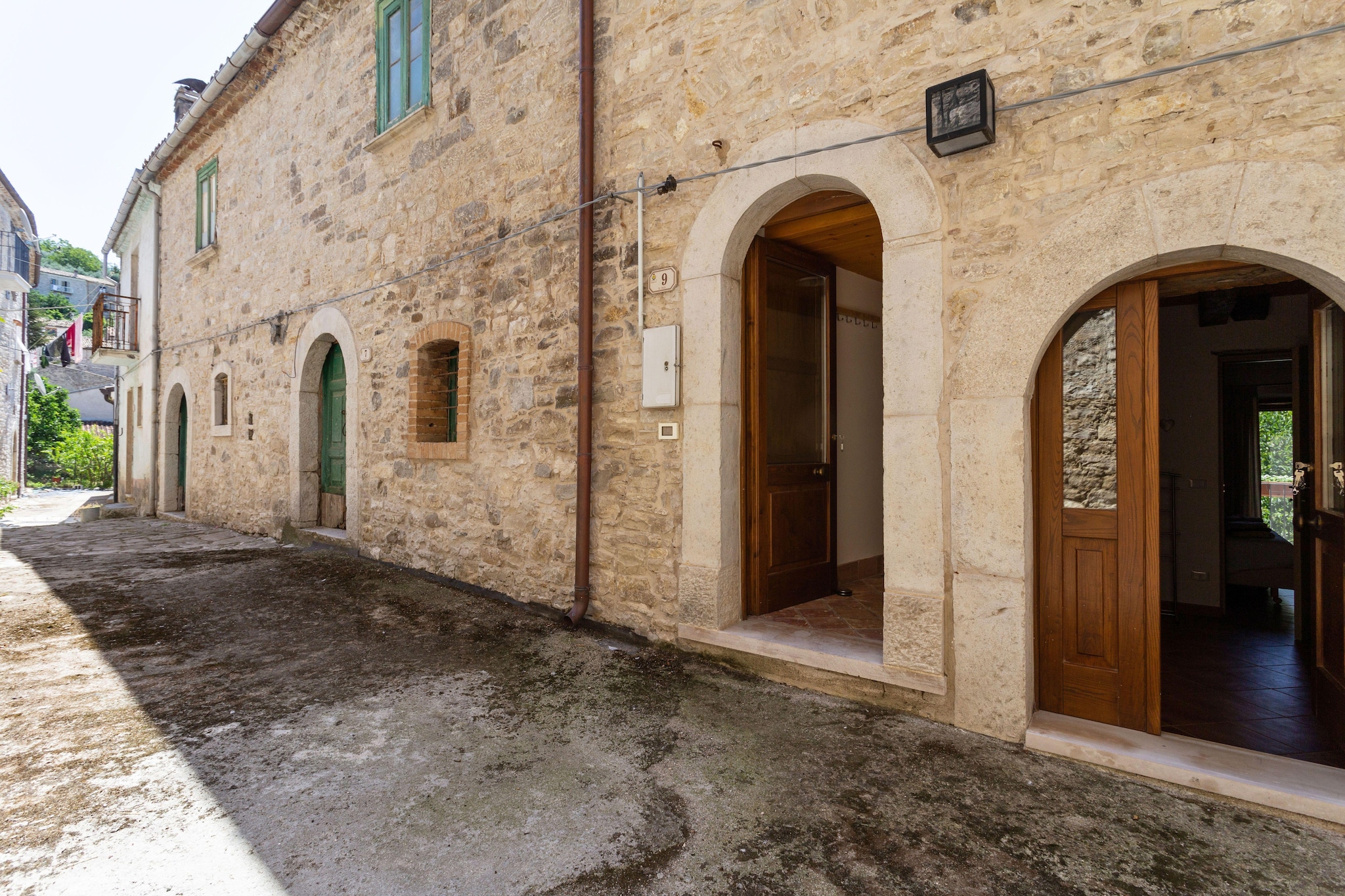 Ground floor: (Entrance, Kitchenette(hob, electric kettle, fridge, Food processor), Living/diningroom(TV(smart TV), dining table, seating area), Bedroom with bathroom(double bed, shower, washbasin, toilet))