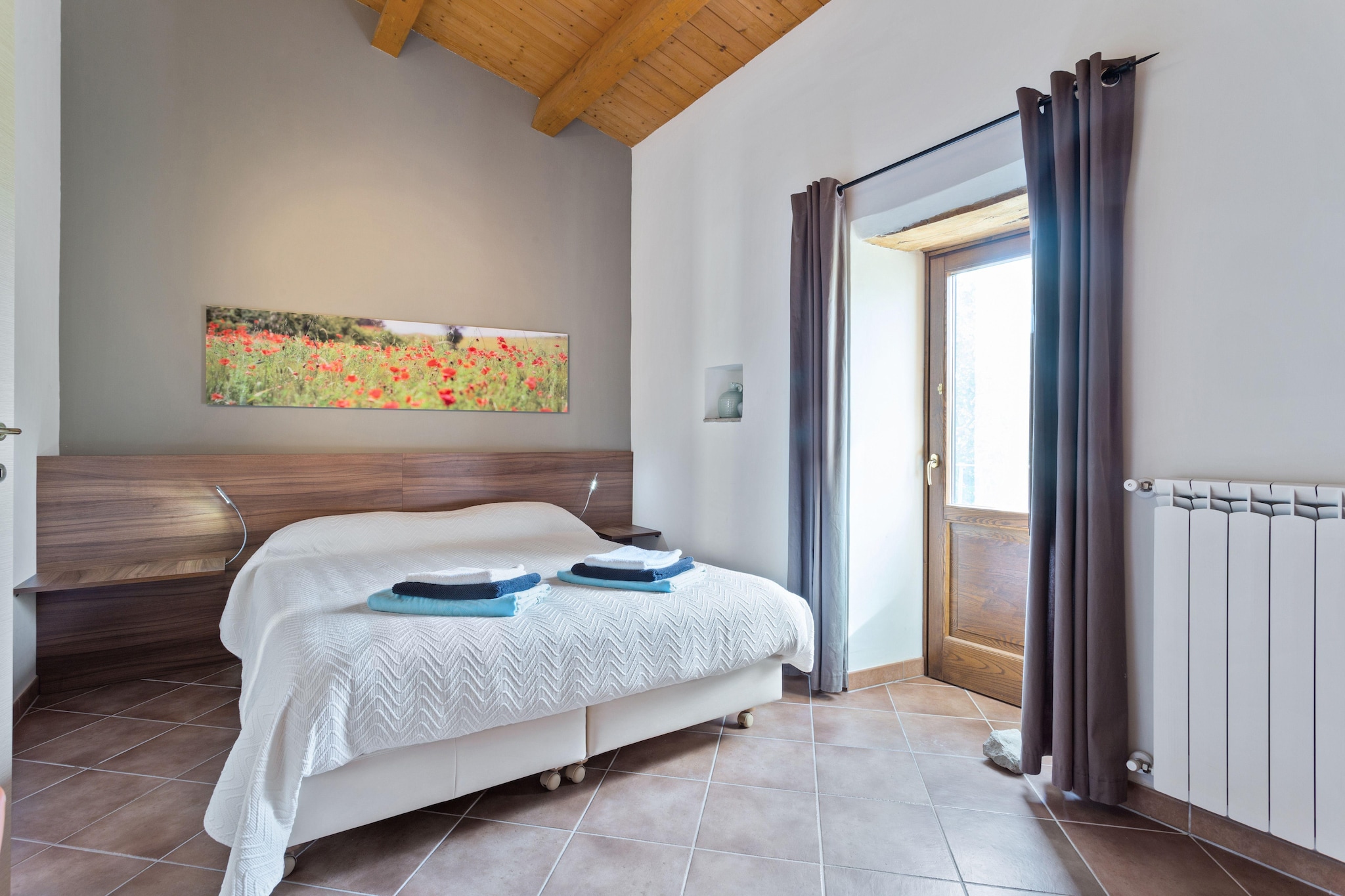 An Authentic Ripabottoni Getaway
This apartment in the medieval village of Ripabottoni offers a romantic escape. The inviting living/dining room features a smart TV and comfortable seating. A well-equipped kitchenette includes a hob, electric kettle, fridge, and food processor, perfect for preparing meals. Guests can enjoy a private bathroom within the bedroom. Shared with neighbouring houses, the property boasts a swimming pool with a spacious terrace, loungers, and a relaxing lounge area under a veranda. The expansive garden, adorned with ancient olive, apple, and cherry trees, provides breathtaking panoramic views.
Explore Molise's Hidden Gems
Nestled in the last street of the medieval village, the apartment allows for easy walks to local shops. The surrounding area is ideal for picturesque hikes, inviting guests to discover the natural beauty of Molise. Numerous historic churches within the village are worth visiting, offering a glimpse into the region's rich heritage. For a change of scenery, the serene Lago Egiziaco is just 11.1 km away, perfect for a tranquil day by the water, while the Oasi's Beach Village, a sea beach, offers coastal relaxation 51.8 km distant.
Savor Local Flavors
Guests can delight in the authentic tastes of Molise with conveniently located dining options. Ristorante Pizzeria Oasi, situated 8.2 km away, offers a taste of local cuisine, while Chalet Casalpiano, at 7.5 km, provides another excellent choice for a meal out. For daily necessities and fresh baked goods, Panificio Melfi is a bakery just 5.5 km from the apartment, ensuring you can experience the culinary essence of Ripabottoni during your stay.