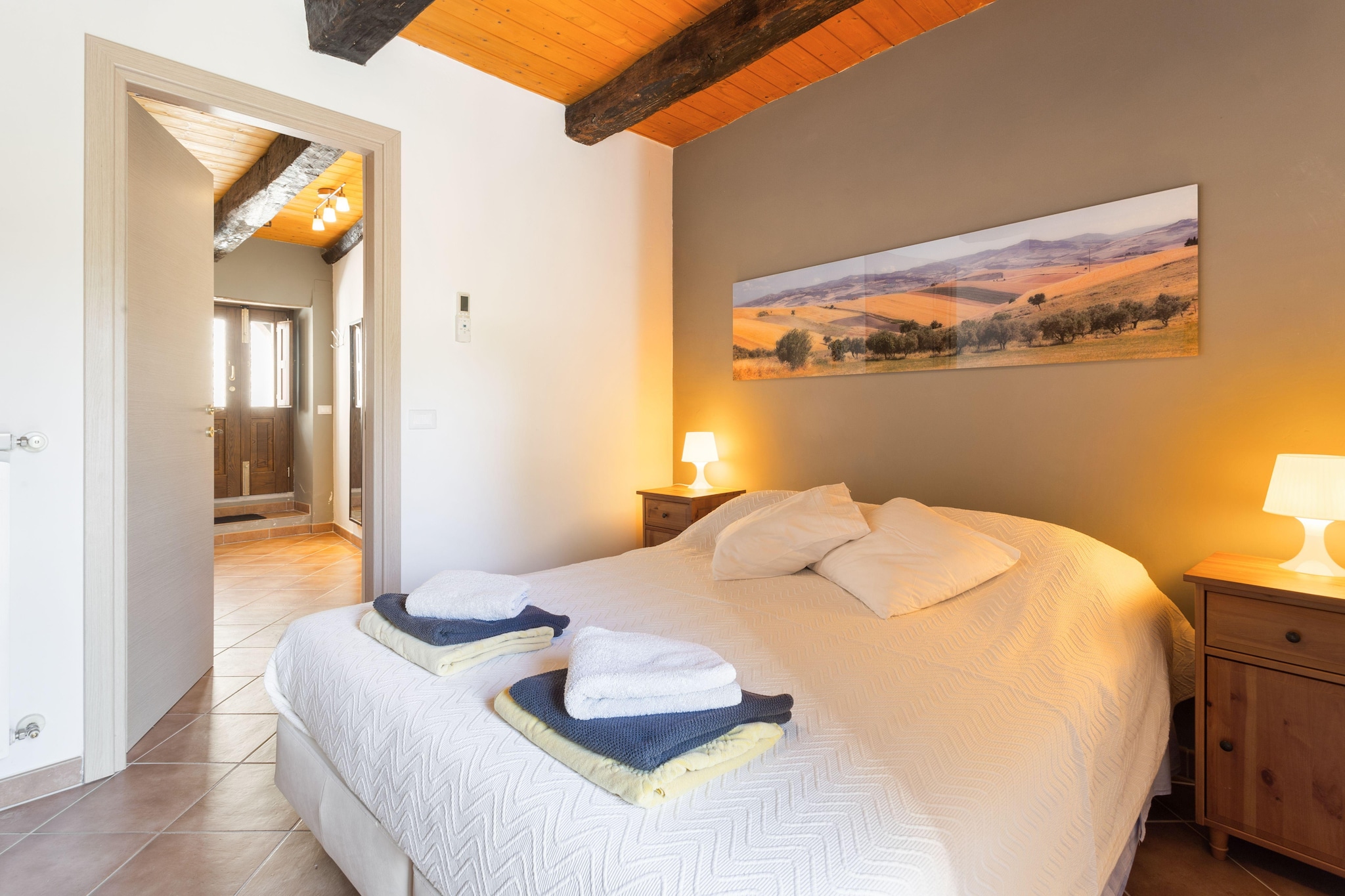 Ground floor: (Entrance, open kitchen(hob, electric kettle, hood, combination microwave, dishwasher, fridge, Food processor), Living/diningroom(TV(smart TV), dining table, seating area), toilet, pantry)\n\nOn the 1st floor: (bedroom(double bed), bathroom(shower(walk-in shower), washbasin, toilet))