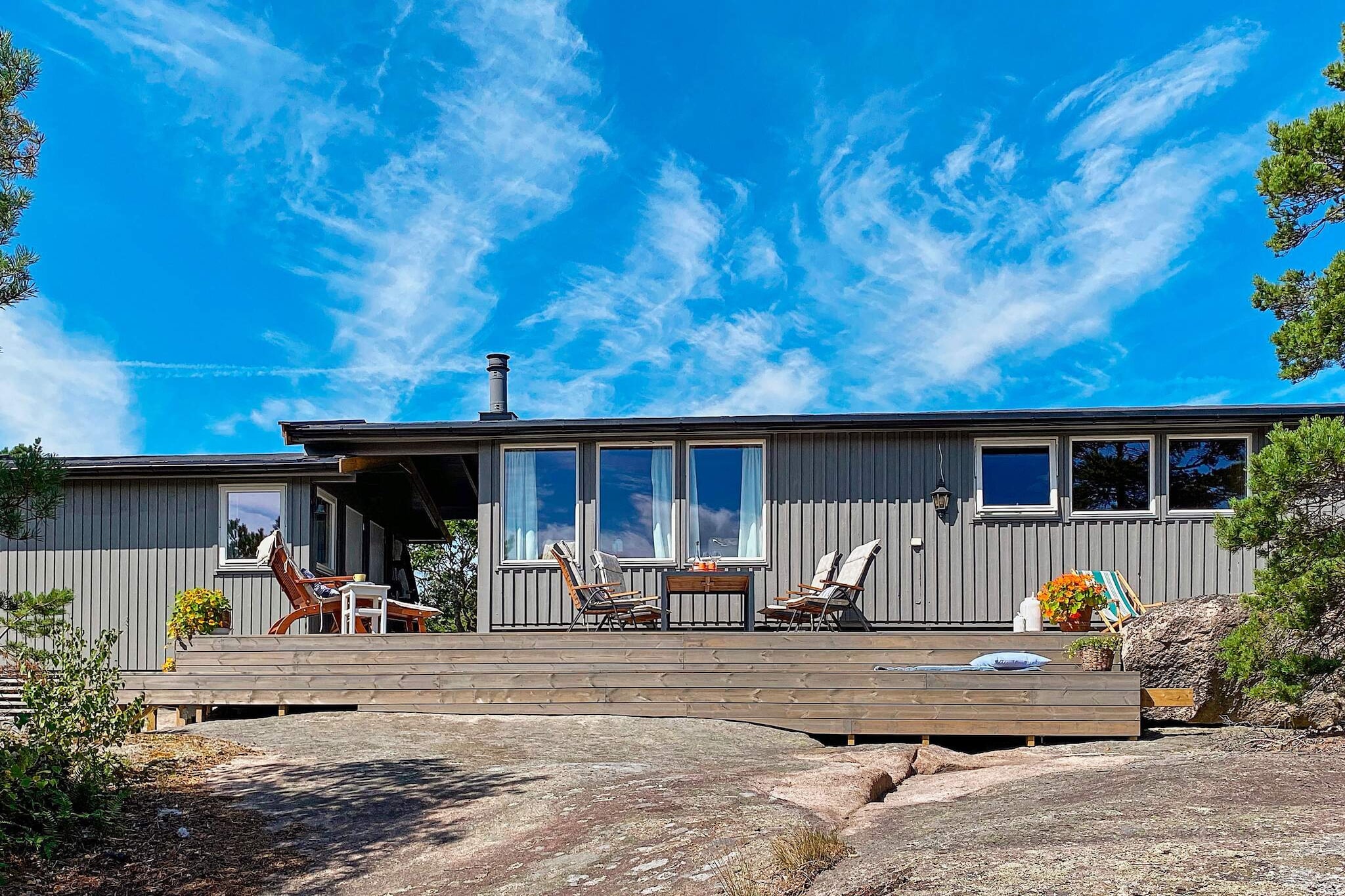Charming holiday home in a quiet cottage area on Vesterøy, just a few hundred meters from Vauerkilen swimming area and the beautiful Norwegian archipelago. The holiday home has 2 terraces and annex with lots of patio where you can follow the sun all day until late at night. Enjoy activities such as badminton or darts or a barbecue on the terrace. The guests need to bring bed linen and towels. The living room/kitchen is the center of the cottage where you can relax on the sofa or in front of the wood stove. Large windows provide good light. The annex has 2 separate rooms, one with a double bed and one with a family bunk bed for 3 people (120cm down). The holiday cottage is suitable for two families with many children. Hvaler National Park is on nature's premises and with 12 nature reserves that are protected areas, this is Østfold's most popular place where thousands of tourists and cabin people visit every year. Here you have a beautiful archipelago with bathing beaches, cliffs, boulders, and sandy beaches as far as the eye can see. There are play racks at many bathing areas. Bring your lunch basket and find a place where you can be alone if you wish. Whales invite to boat trips on the sea, here you can also get guided tours in the skerries. At the end of the trip, you can e.g. visit popular restaurants such as Big Fish Cafe, Hvalergrillen, Sjøkroken or Havkatten. The cabin is well located if you want a trip to Sweden or want to play golf; there are golf courses from 30 min drive away. The old town in Fredrikstad from the 18th century is also worth a visit, here there is bustling life, galleries, art, and shopping.