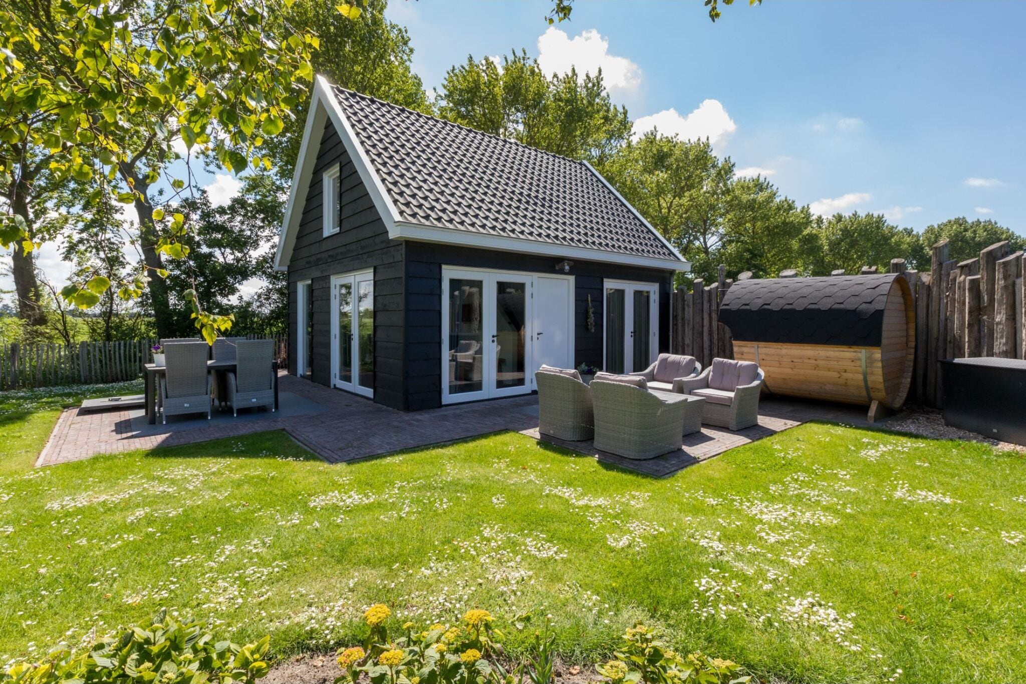 Familienhaus mit idealer Lage, privater Terrasse, Garten und Sauna