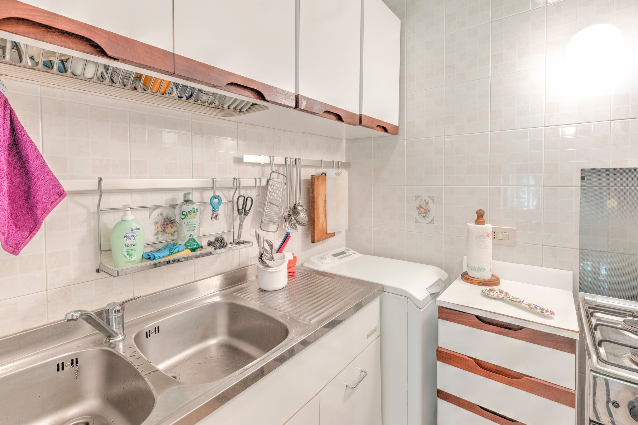 Ground floor: (Kitchen(hob, coffee machine, oven, fridge-freezer, washing machine), Living/diningroom(single sofa bed, double sofa bed, TV, dining table), toilet(washbasin, toilet))\n\nOn the 1st floor: (bedroom(single bed, single bed), bathroom(shower, washbasin, toilet, bidet))\n\npatio, heating(electric), terrace(private, 6 m2), garden furniture, parking