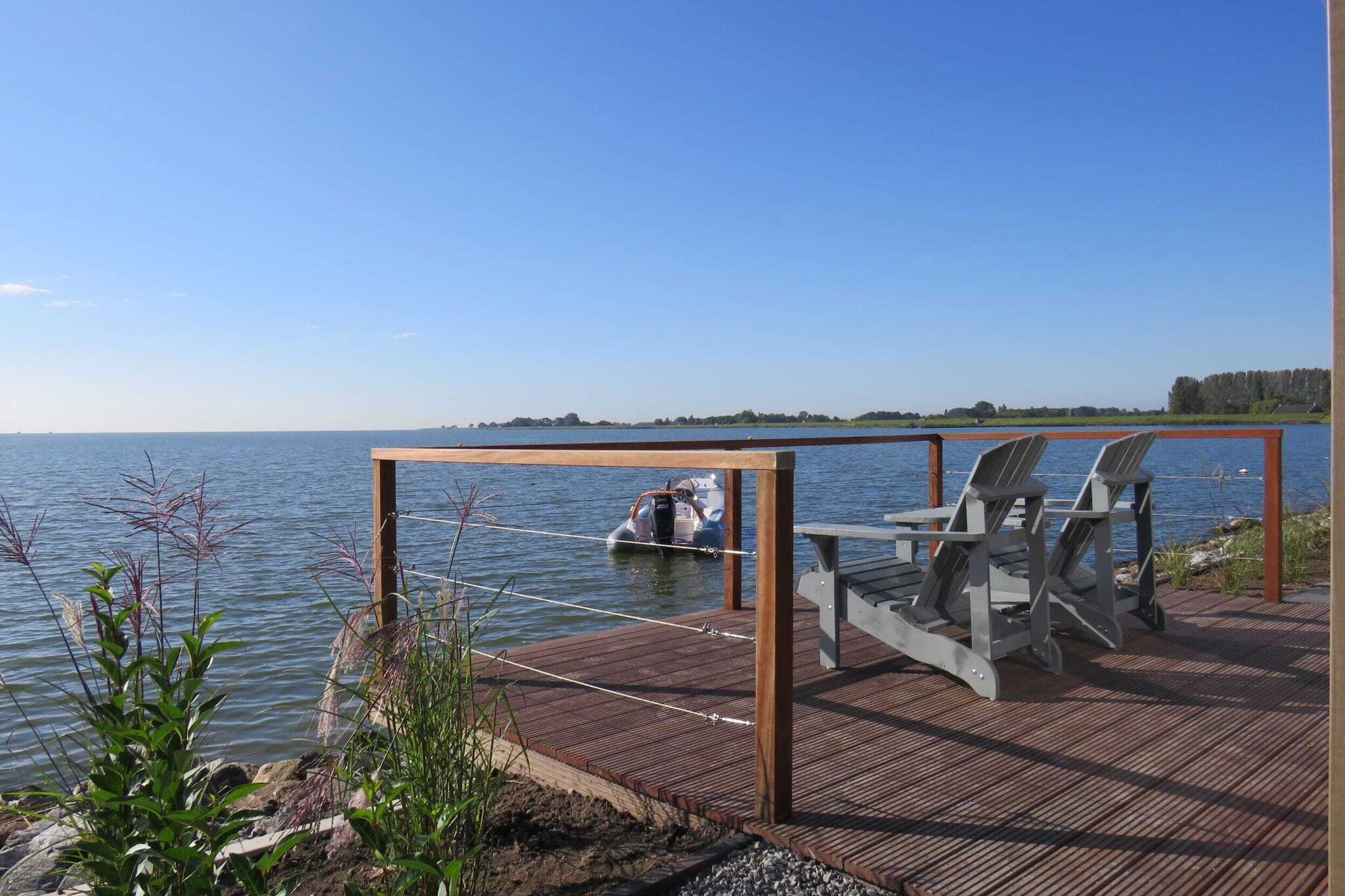 Modern chalet located directly on the Markermeer