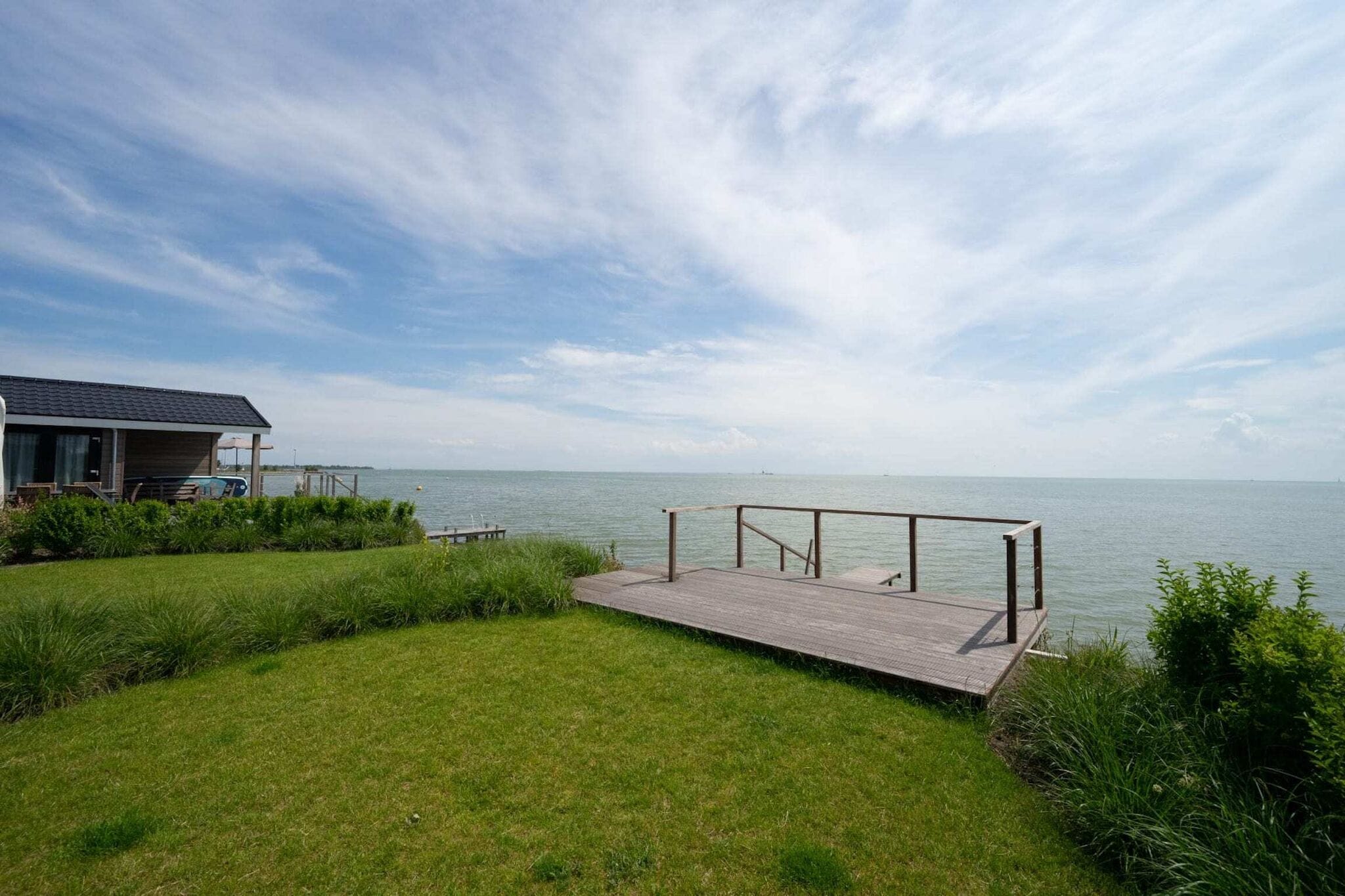 Modern chalet located directly on the Markermeer