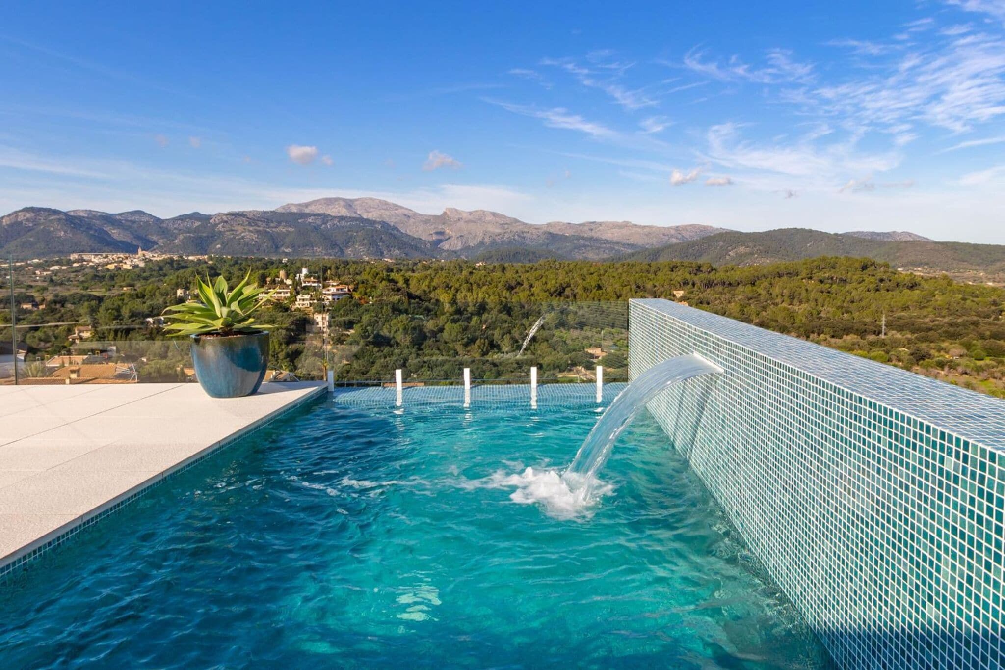 Maison moderne et luxueuse à Buger avec piscine, jacuzzi et vue panoramique
