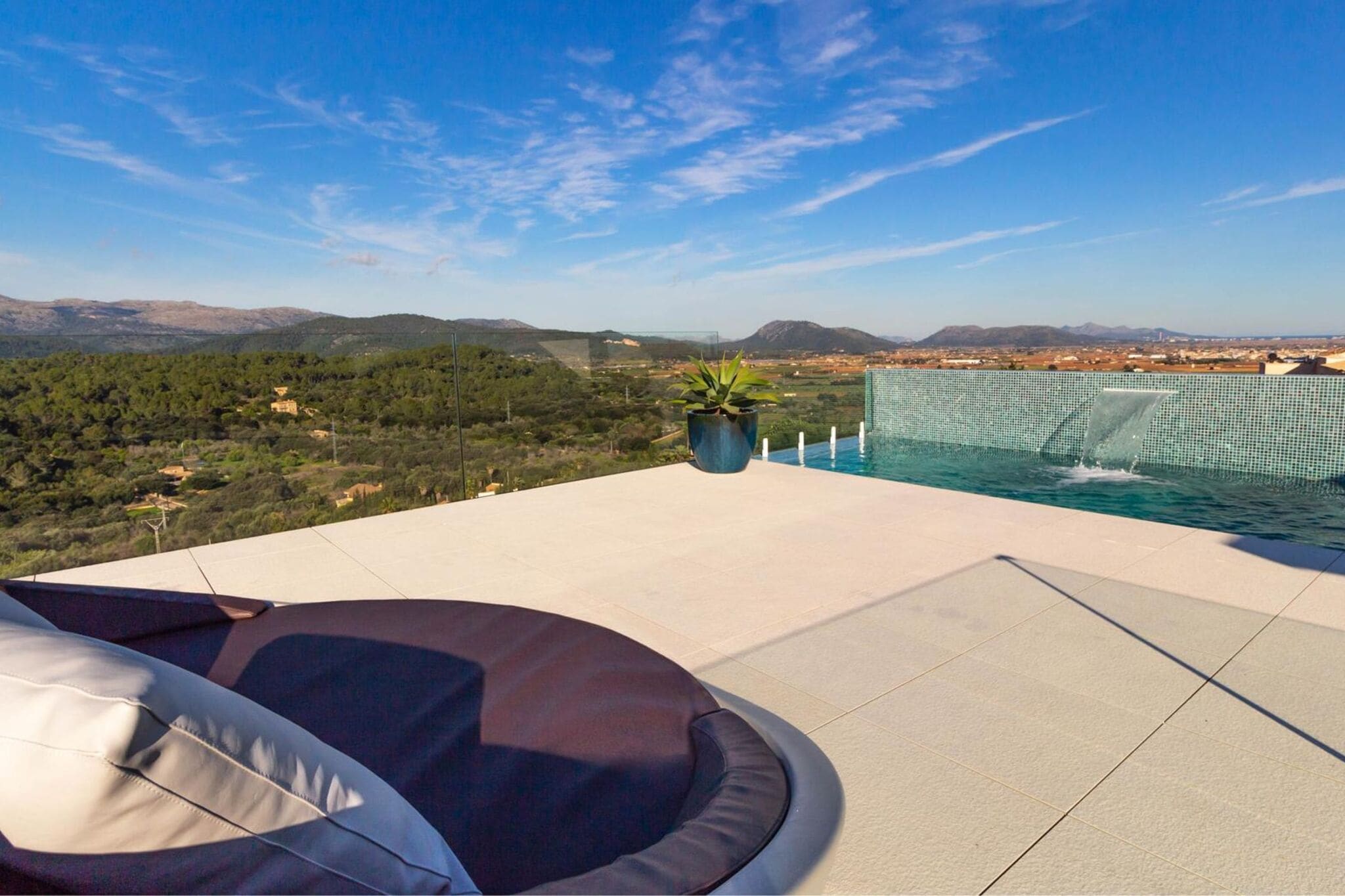 Maison moderne et luxueuse à Buger avec piscine, jacuzzi et vue panoramique