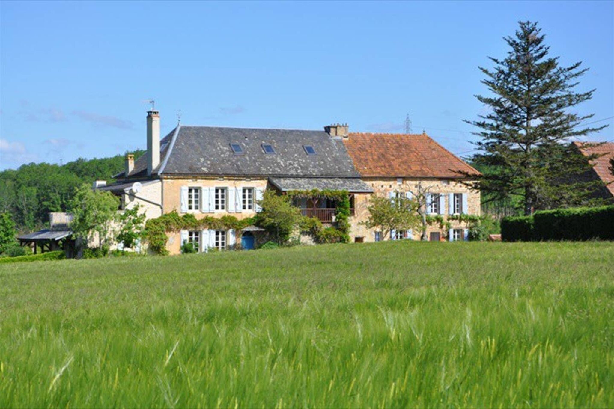 Ferienhaus mit Gartenblick in Dégagnac mit Whirlpool