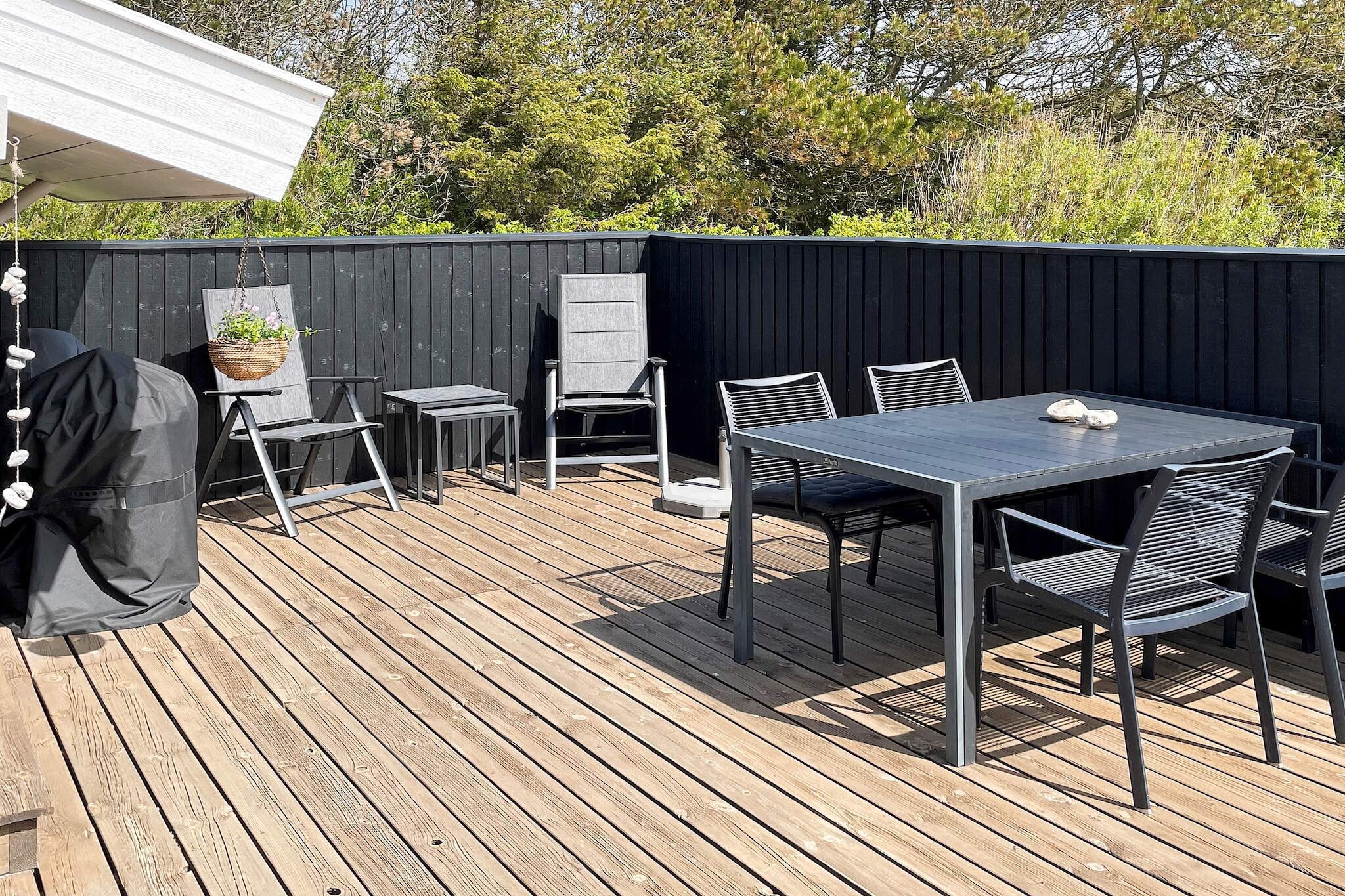 Charming cottage in the beginning of Grønhøj, only a few km from Løkken town. The cottage has an open kitchen in connection with the dining room and from here a few steps lead down to the living room. This means that everyone can be together and follow all conversations. In the living room there is a wood burning stove for the cozy evenings. Energy-saving heat pump is also available. The cottage appears bright and open with stylish decor. The house is located on 2500 m2 natural plot, so here is plenty of space and opportunities for a holiday in peace and quiet. There are several terraces, so here is always the opportunity for sun or shade, where you can move around the terraces depending on the time of day. In the garden there is also a sandbox and garden trampoline (used at your own risk / insurance). Not for rent to youth groups.

A refundable deposit might be charged closer to your check-in date. This deposit covers utilities consumed during your stay and any additional services that may be taken. The final amount will be adjusted based on actual meter readings, actual usage of extra services, and any remaining balance will be refunded within 21 days after checkout.