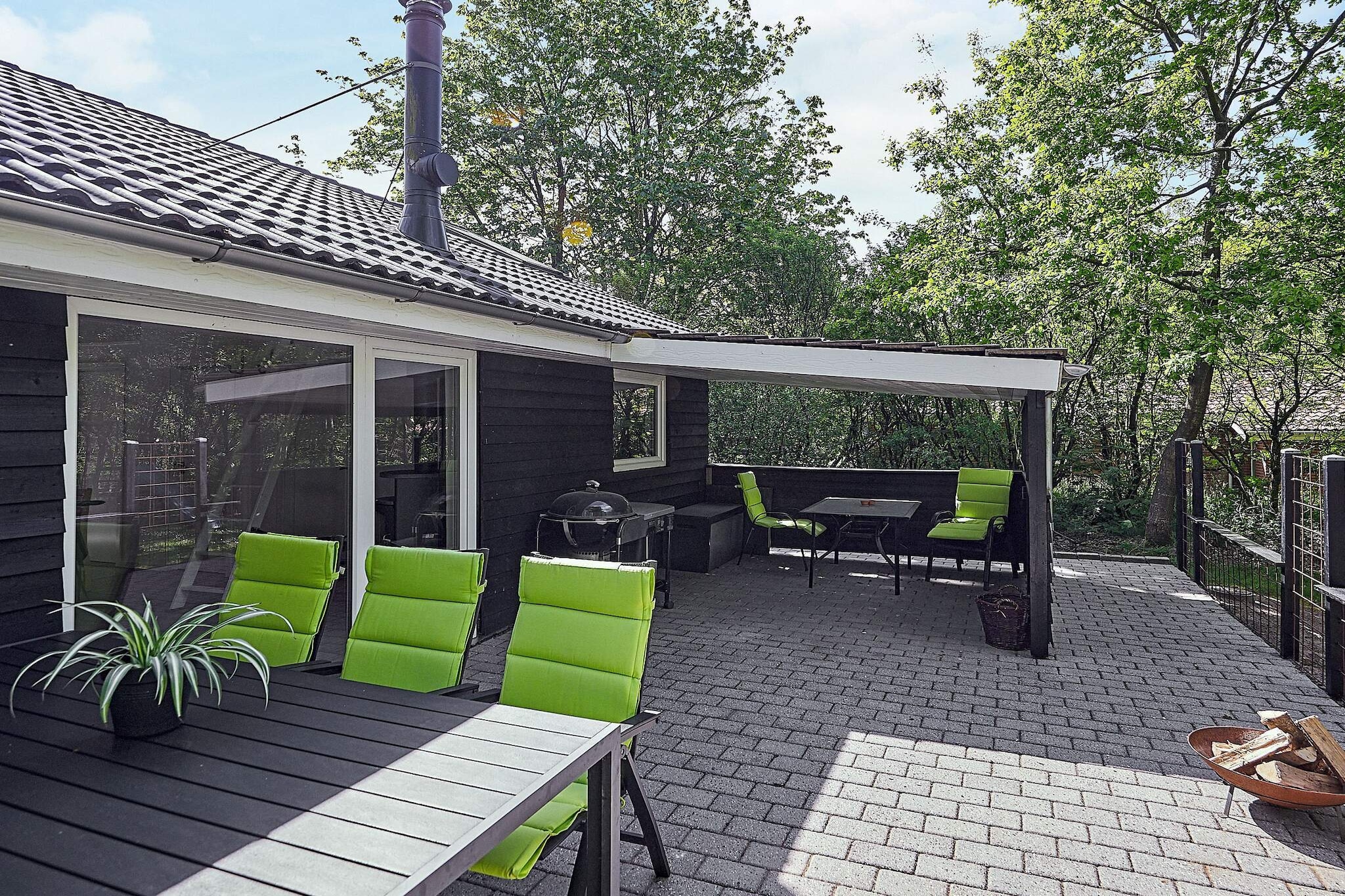 Internet Access DSL, open kitchen(cooker(electric), hood, coffee machine, microwave, dishwasher, fridge-freezer), Living/bed room(TV(cable, german television channels, danish TV channels (DR1 and TV2)), CD player, stereo unit, high chair), bedroom(double bed, cot), bedroom(double bed), bedroom(double bed), bathroom(floor heating)(tumble dryer, bathtub or shower, washbasin, toilet, washing machine), bathroom(floor heating)(washbasin, toilet), carport, Bubble bath(indoor, heated, 2 persons), heating(electric), terrace, garden, BBQ, air to air heatpump