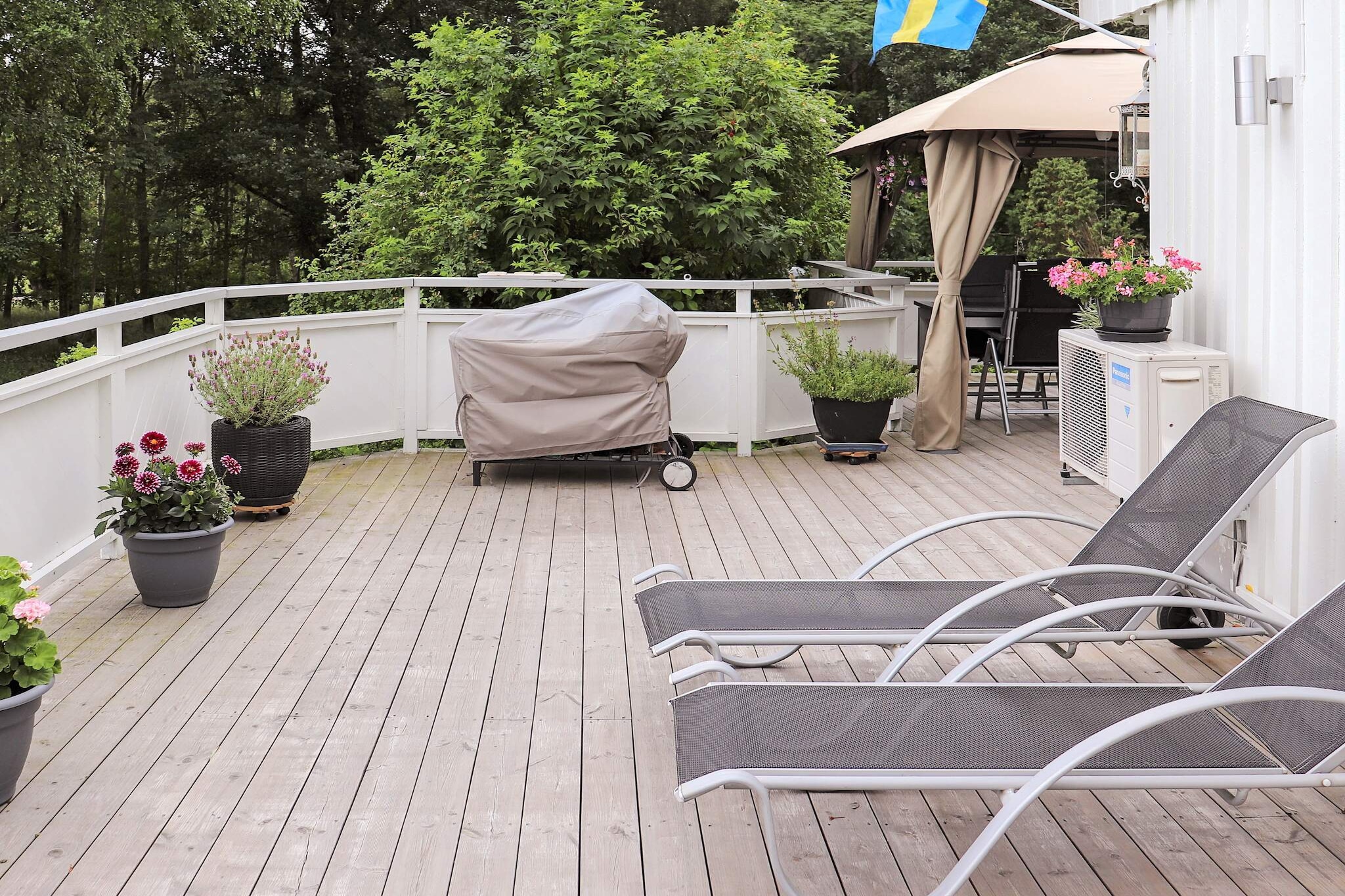 A holiday home in a beautiful and tranquil cottage area only a short walk from the lovely coast in northern Halland. The house is well planned with several patios and has nature as a setting. The south facing balcony has both sun loungers and a protective pavilion. Here you enjoy both the morning coffee and your warm barbecue evenings.From the parking lot, a staircase leads you up to the balcony and entrance. On the ground floor there is a large bathroom with shower, washing machine and dryer. The kitchen is modern and fully equipped and has a dining area. The bedroom has a wide single bed and a sofa bed (140 cm). In the spacious living room there is a fireplace, large modern TV with canal digital's selection. There is fiber and free wifi. A spacious dining table and a large comfortable sofa that has two extra beds. From the living room you have access to the terrace. There are sun loungers and a spacious dining table under a protective pavilion. You can create both transparency and weather protection. The ceiling lamp here both glows and provides heat.The upstairs has a large bright bedroom with a double bed and a single bed / daybed. The fireplace here should not be fired in. The bathroom has both shower and bathtub.The hilly and secluded grounds are leafy and lush with beautiful flowers and roses. You have several smaller patios with garden furniture to choose from.A short walk through the nearby horse farm will take you to Smarholmens fine swimming spot. Here you will find both sandy beach and lovely rock baths. Nearby Lervik has both a restaurant and an ice cream parlor as well as a smaller marina. The area is perfect if you want to bring bicycles. The nearest town is Onsala. Here is everything you need for your vacation. A short drive will take you to Kungsbacka, a pleasant urban area with cozy cafes and shops.On the other side of the Kungsbackafjord is TjolÃ¶holm Castle, Sweden's only tudor castle. Well worth a visit. Visit the cultural reserve Ã„skhults By and Naturum FjÃ¤rÃ¥s BrÃ¤cka. Vallda SandÃ¶ is not, as the name implies, an island but a peninsula. Here you can see both birds and flowers or take a bath.For the shopping stove there is Hede Outlet, a shopping center in Hede in the northern part of Kungsbacka.Fishing in the sea is free and in the KungsbackaÃ¥n river there are both trout and salmon and also one of Sweden's best perch fish. Fishing license required.For the golfing enthusiast there are several fine golf courses in the area. Next is Vallda golf &amp; country club.