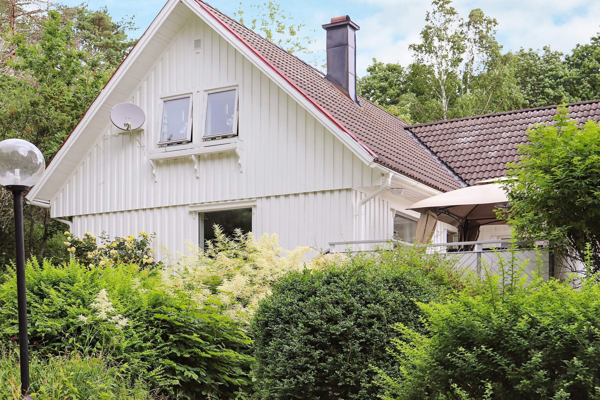 Internet Access DSL, Kitchen(cooker(electric), hood, coffee machine, oven, microwave, dishwasher, fridge-freezer, high chair), Living/bed room(2x single folding bed, TV(satellite), fireplace, radio), bedroom(single bed, single folding bed), bedroom(single bed, double bed), bathroom(tumble dryer, bath tub, washbasin, shower, toilet, washing machine), bathroom(washbasin, shower, toilet), terrace, garden, garden furniture, BBQ, geothermal energy, water from well