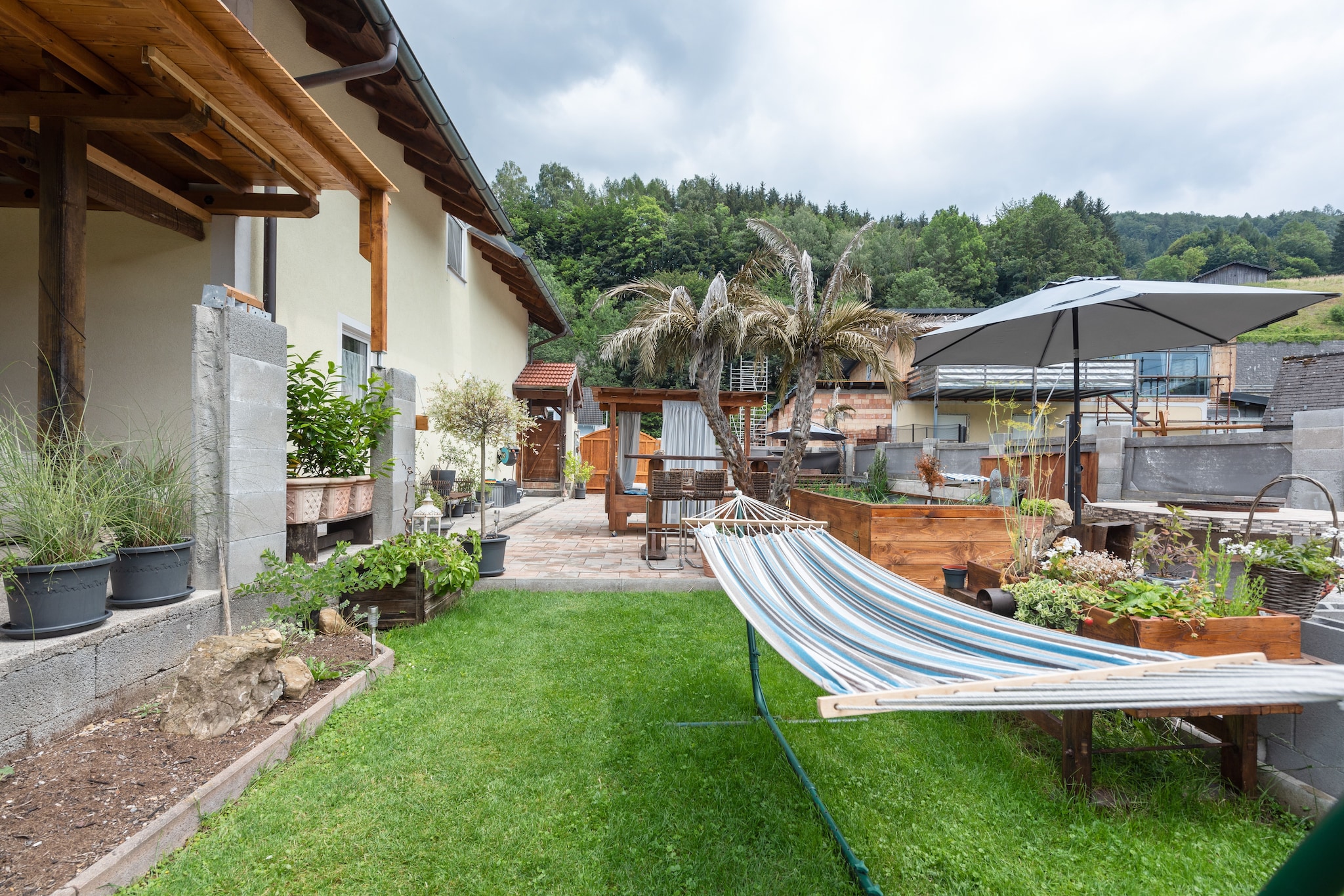 There can be no better holiday home in the mountains than in this spacious 1-bedroom holiday home in the upper Austrian region in Pinsdorf for a large family or a group of 4. There is a large garden featuring a swimming pool, a hammock and a pergola for enjoying a dive or two, a wholesome breakfast and then unwinding like nobody’s business! There is a vast patio also with recliners and a small bed with a canopy overhead where you can come together to play party games.
Only 700 m away lies the Salzkammergut Tierweltmuseum, so history buffs may rejoice. The nearby region is highly ideal for hiking and biking touring, so you can proceed to Schloss Ort (7 km), Traunfall (17 km) and Laudachsee (24 km). Nearby restaurants and supermarkets will greet you only 2-3 km away from your stay.
The kitchen is fully-equipped. There is a large parking space available on the premises.
Salzburg Airport is 81 km away.