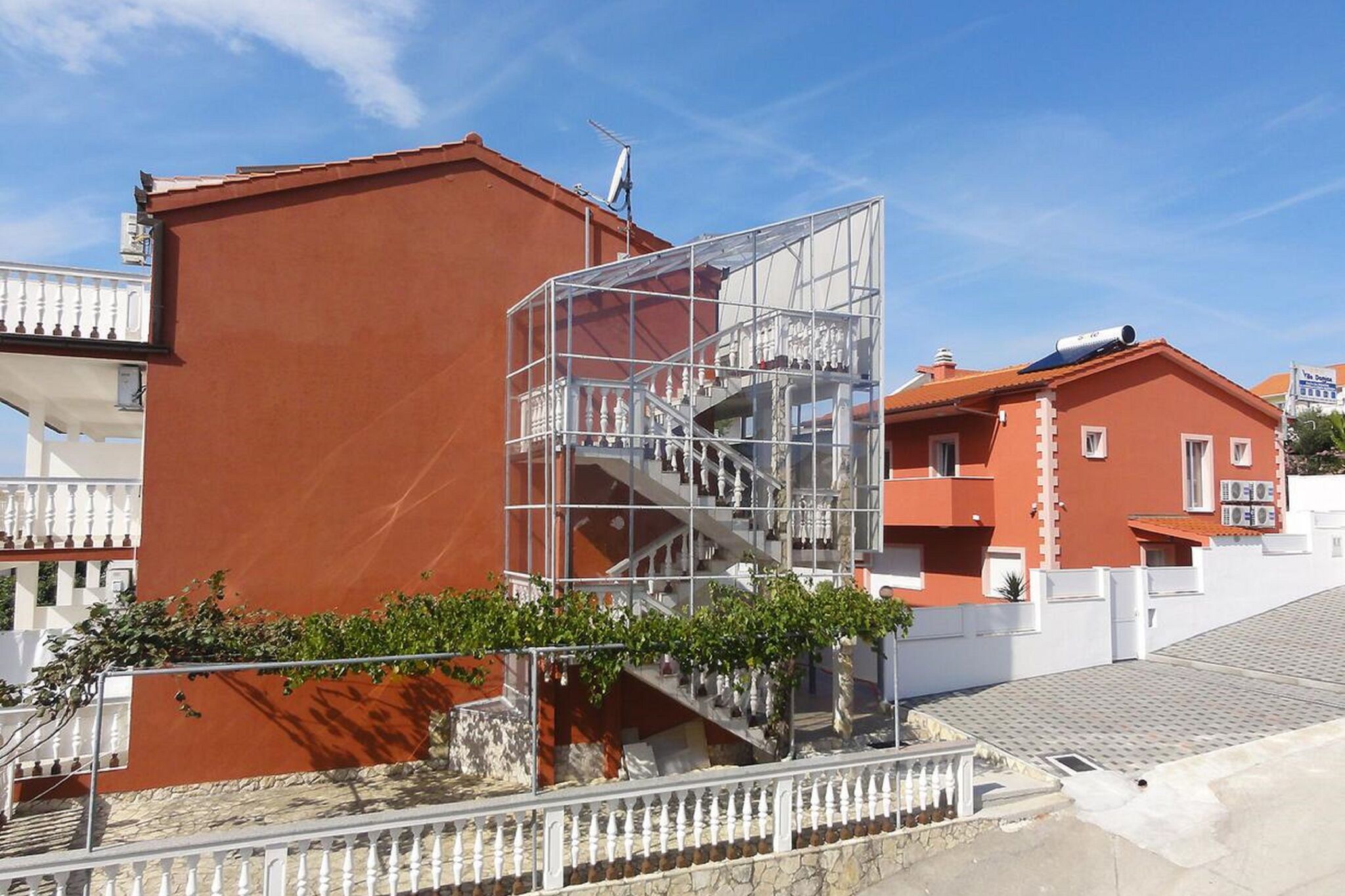 Fijn appartement in Okrug Gornji met een balkon