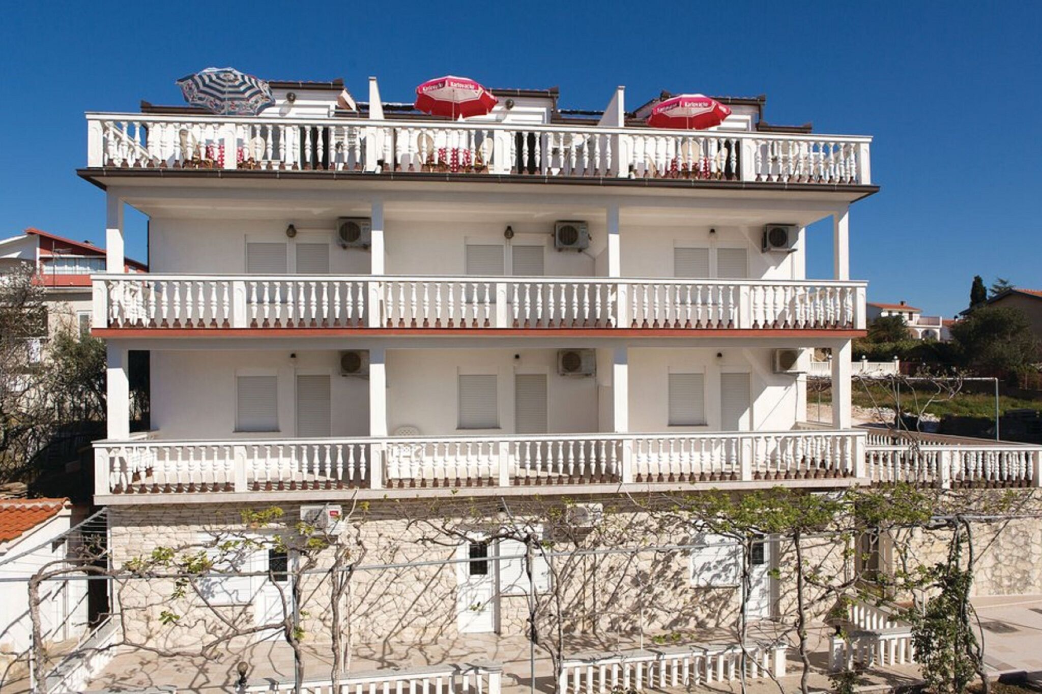 Fijn appartement in Okrug Gornji met een balkon