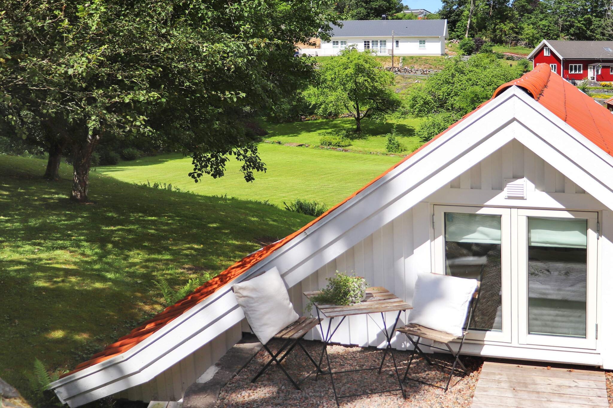 A nice farmhouse on the outskirts of the community. The annex is newly built, tastefully decorated and fresh. You have your own part of the owner's large plot, beautifully nestled in greenery with berry bushes, large lawn and a small stream that ripples on the plot. Maybe you grill your freshly caught fish. Only 900 m to the river Viskan with good fishing opportunities. The house has a ground floor with modern kitchen with dining area. The daybed is easily converted into two single beds. The bathroom is fully tiled with shower. From the spacious terrace you have a wonderful view and can enjoy the peace and quiet of the countryside. A spiral staircase leads you upstairs which has a double bed and a large sofa group. It is light and airy. Outside upstairs there is also a small seating area to use. There is also a modern TV with Chromecast. Wifi is free. Feel free to visit the Derome wood and nostalgia museum. In the nearby Lake Derome there is a small swimming area. Only a short drive away is Scandinavia's largest shopping center GekÃ¥s in Ullared. A short drive also takes you to the sea at Ã…skloster or to the pleasant summer town of Varberg. Make a visit to Ã…kulla beech forests, a fantastic area with lovely walking paths. For those interested in golf, there are several golf courses in the area. The closest is Klosterfjordens Gk in Ã…skloster. The fisheries conservation area in Viskan, which you have access to, offers both spin fishing and fly fishing. There is good access to roach, salmon, perch etc. Viskan had the best salmon fishing out of all Halland's rivers in 2016. There are two barbecue areas, windbreaks, etc. In the area there are also several lakes with fishing opportunities. Fishing license required. There is also the opportunity for tour riding for children and adults in the area, take the opportunity to experience nature from the horseback on wonderful Icelandic horses. Welcome to a wonderful holiday!