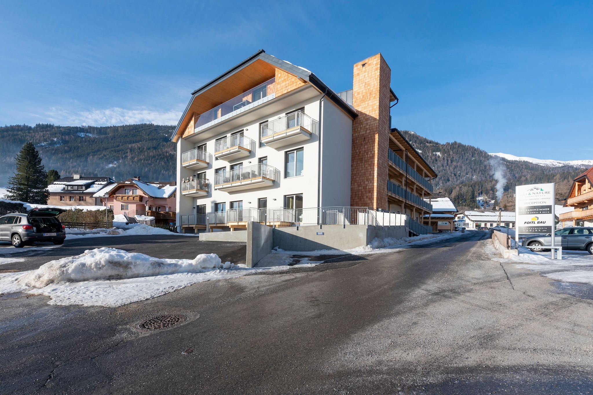 Fantastic apartment, close to the ski lifts with a ski bus stop right outside!

In this high-quality apartment in the SKI & NATURE complex, you can start your day with breathtaking views of the mountains and the town of Mauterndorf. This attractive and stylish building offers couples and families an unforgettable vacation in close proximity to the center of Mauterndorf (just a 200-meter walk).

The Mauterndorf/St. Michael ski area is in the immediate vicinity. In winter, the ski bus stops right outside the door and also takes you to other fantastic winter sports areas, such as the snow-sure Obertauern. Romantic horse-drawn sleigh rides and tobogganing are also part of your vacation experience in Mauterndorf! This region also has plenty to offer in summer: hiking, mountain biking, swimming, and many other activities await you.

The apartment on the first floor has two balconies. The building is equipped with an elevator and a ski storage room with boot warmers. Parking is available. Enjoy stylish evenings with a snack and a drink on one of the balconies.