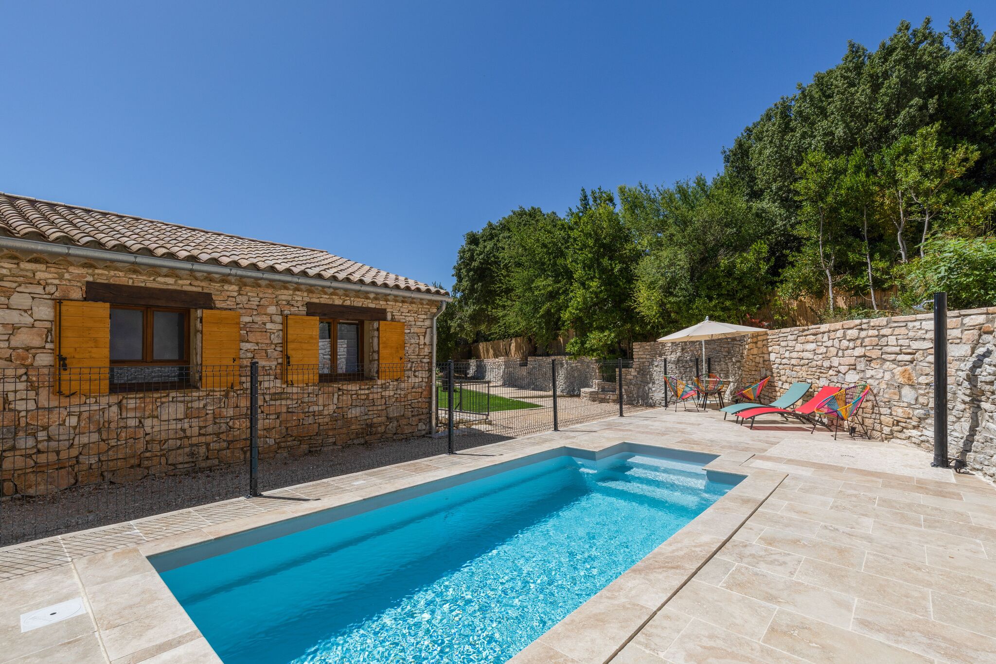 Maison en pierre avec piscine privée dans le sud de l'Ardèche