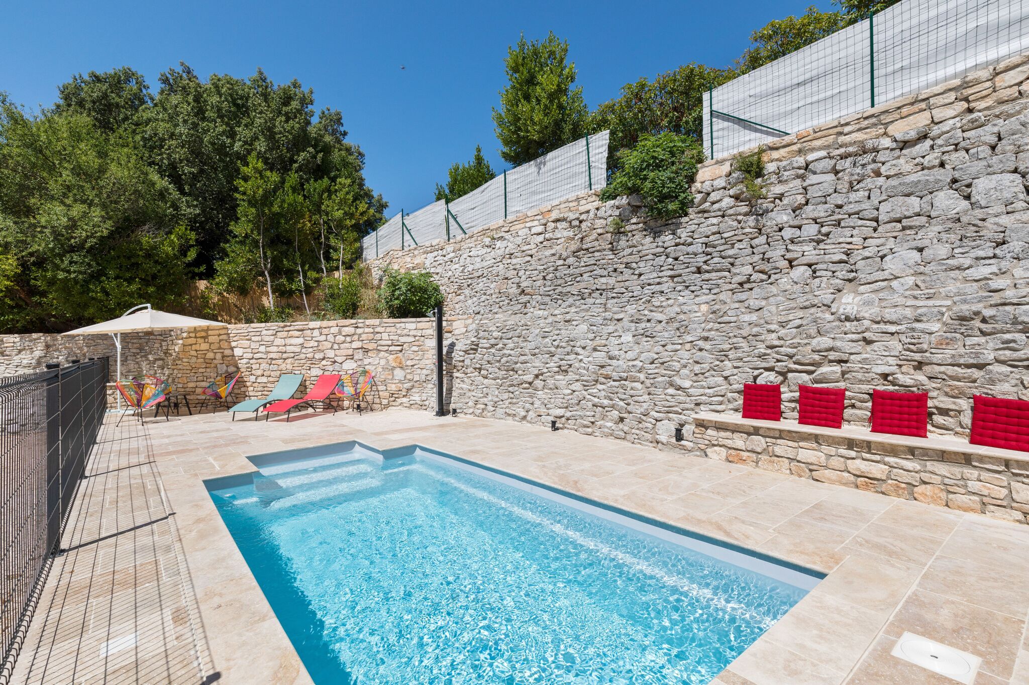 Maison en pierre avec piscine privée dans le sud de l'Ardèche