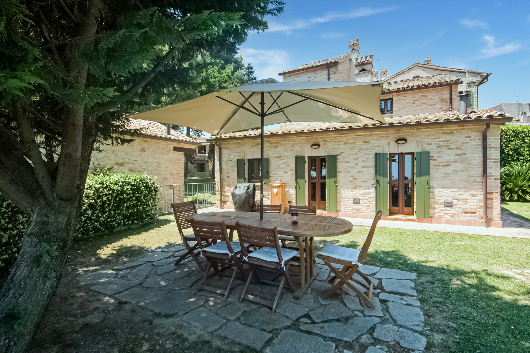 Ground floor: (open kitchen(hob, cooker, coffee machine, espresso machine, oven, dishwasher, fridge-freezer), Living/diningroom(TV, dining table, decorative fireplace, seating area), bedroom(double bed(120 x 190 cm)), bedroom(double bed), bathroom(shower, washbasin, toilet, bidet))\n\nGuest house ground floor: (open kitchen(hob, cooker, coffee machine, espresso machine, oven, dishwasher, fridge-freezer), Living/diningroom(TV, dining table, seating area), bedroom(single folding bed, double bed), bathroom(shower, washbasin, toilet, bidet))\n\ndishwasher, bathtub or shower, patio, air conditioning, garden(private), garden furniture, sun loungers, BBQ, parking, deckchairs, parasol, swimming pool(shared with the the owner and other guests, shared with the owner , 13 x 11 m., opened from 1/2 May upto and including Sep), Surveillance camera