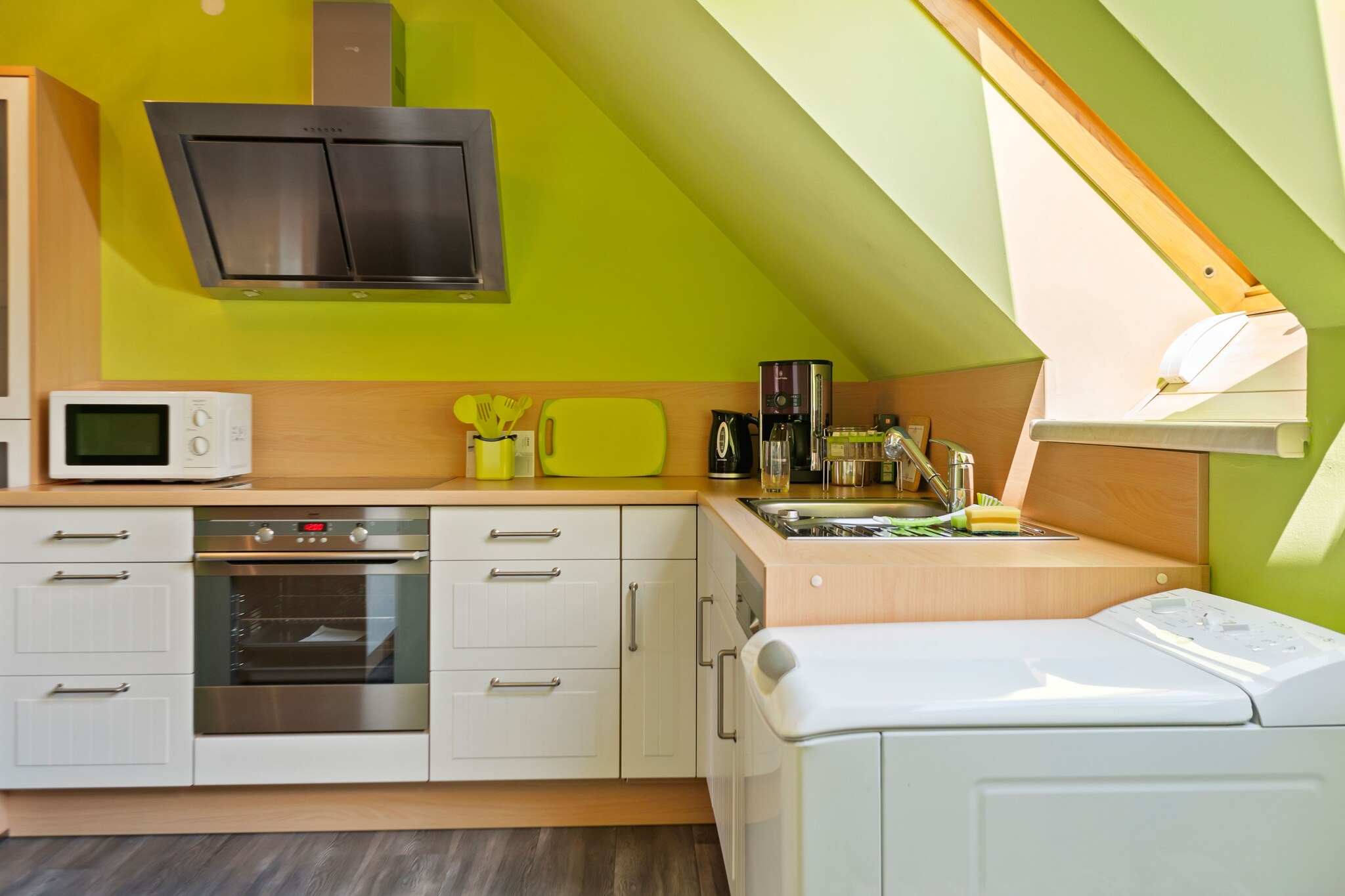 Attic: (Living room(TV(flatscreen, satellite, dutch television channels), dining table, fireplace, seating area, DVD player, radio), Kitchen(seating area, electric kettle, toaster, cooker(4 ring stoves, ceramic), hood, coffee machine(filter), oven, microwave, dishwasher, fridge-freezer), bedroom(single bed), bedroom(double bed), bathroom(bath tub, shower, washbasin, toilet, hairdryer))\n\nstorage, carport, tumble dryer(shared with the owner ), balcony, heating(gas), terrace(private, 6 m2), garden(shared with the owner , fenced, 1600 m2), bicycle storage, garden furniture, BBQ(on request, electric, charcoal), parking, trampoline, deckchairs, play equipment, darts, bicycles available, children\'s bed, playpen, ironing board, iron, awning, party games, toys, insect screens, Sunscreen, Towels/Sheets (Incl.)