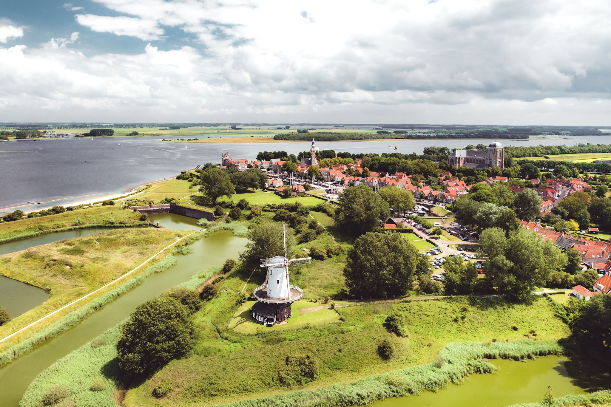 Moderne villa met twee badkamers, op een vakantiepark bij het Veerse Meer