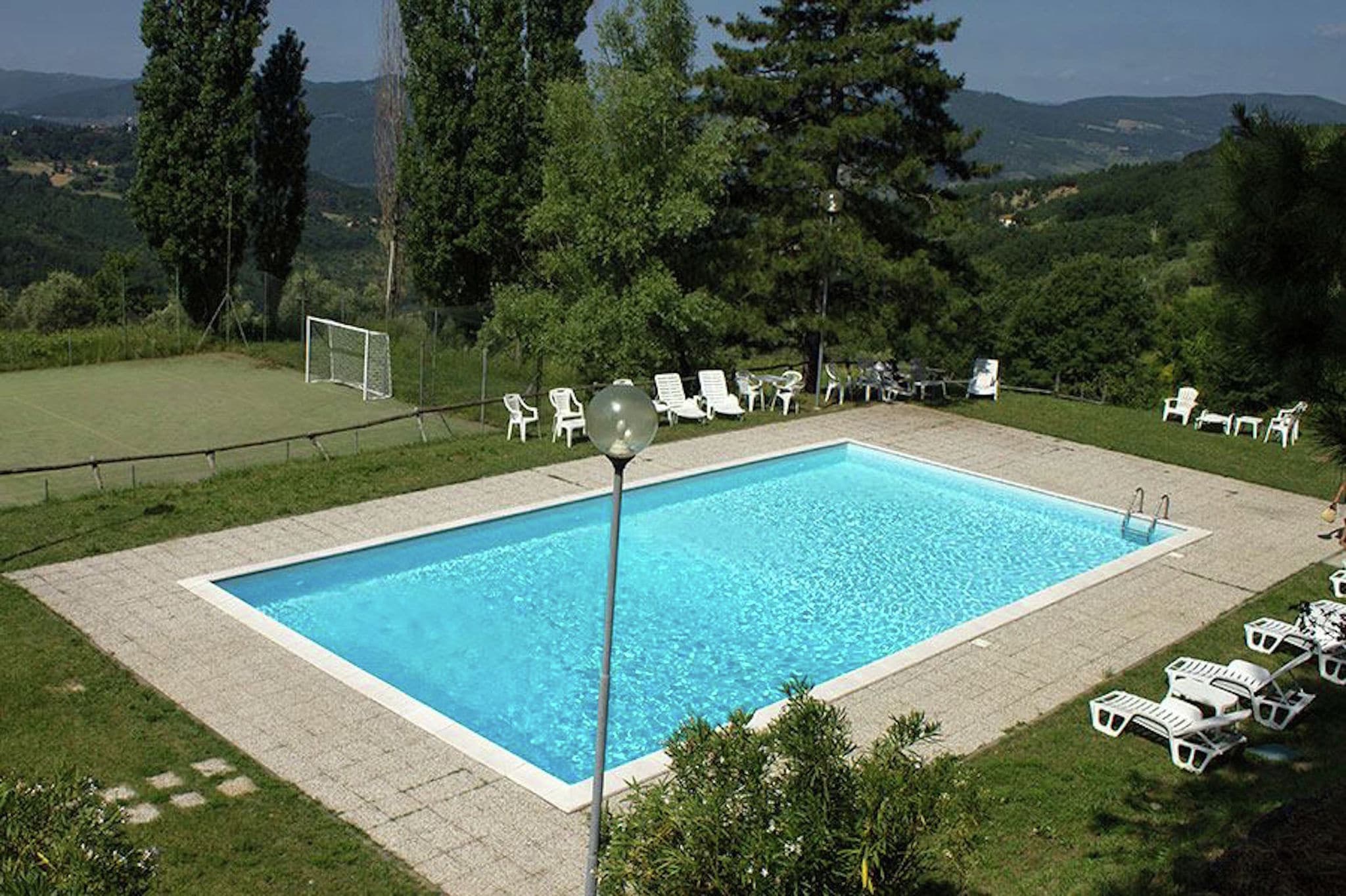 Landelijk vakantiehuis in Fattoria di Petrognano met zwembad