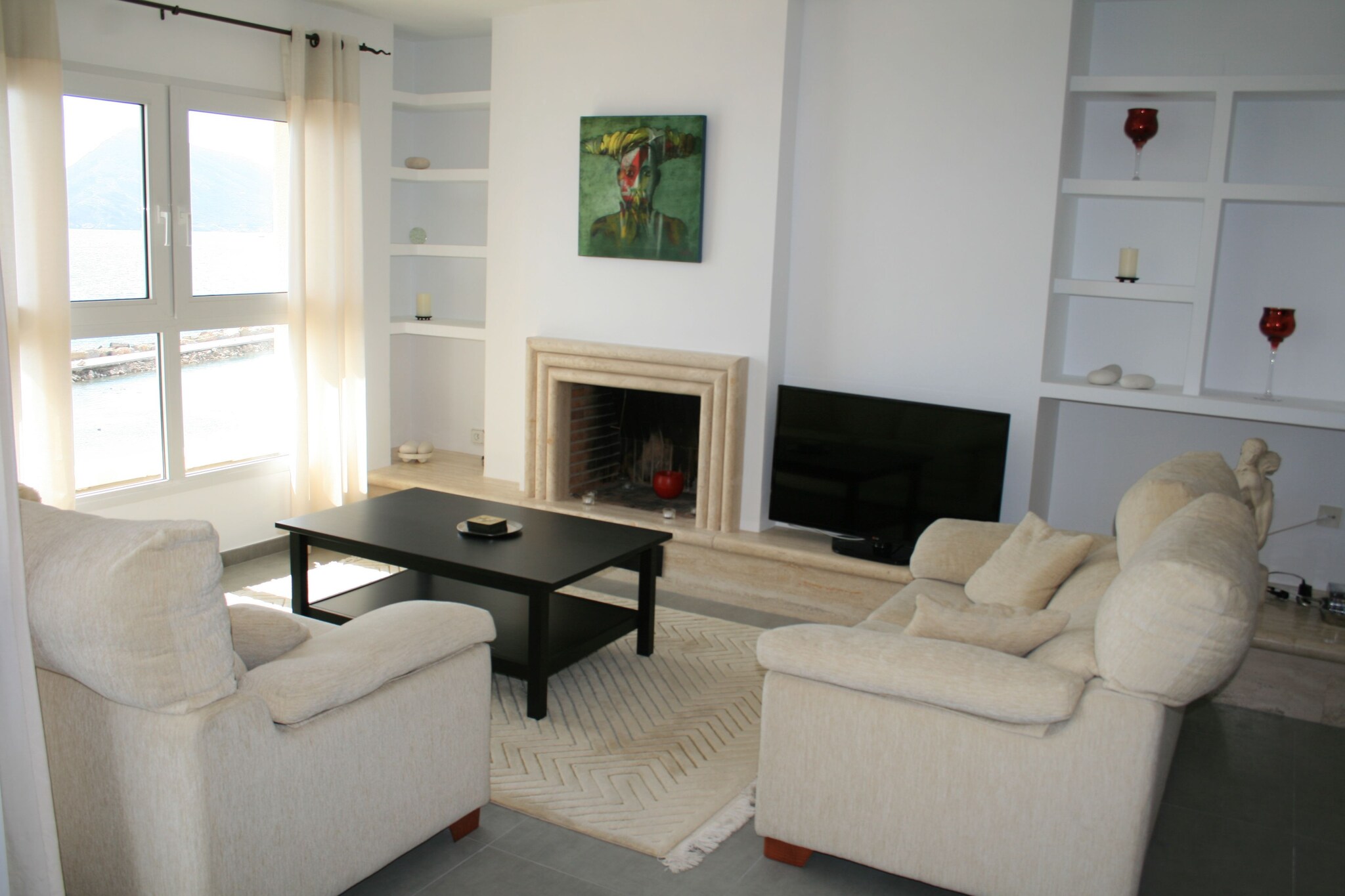 This magnificent coastal apartment is located in the most valuable area of picturesque town of Altea, so everything is close and no car is needed. It is also just walking distance to Altea's beautiful old town. A high standard and tastefully furnished apartment with all amenities and open terrace facing directly to the sea. Fantastic views to the Mediterranean, the mountains, spacious shared swimming pool, gardens and Altea seafront. The apartment has a living room, 3 bedrooms, 2 bathrooms, kitchen, laundry room and a terrace partly glazed and facing south. Total sleeps 6 . All bedrooms and living room have air conditioning. The apartment is fully equipped: TV and international TV channels, Internet, blue-ray player, stereo, dishwasher, washing machine, coffee machine, fridge-freezer and air conditioning.

