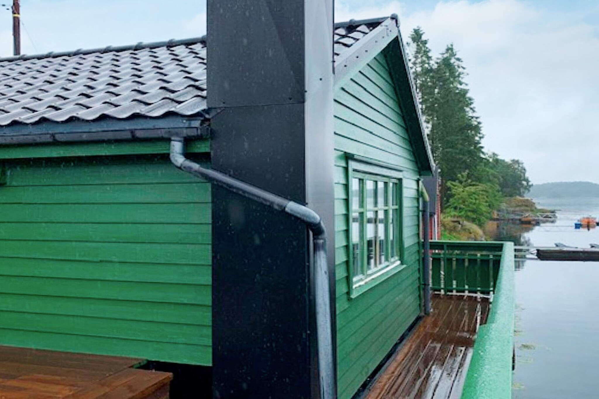 Internet Access DSL, open kitchen(cooker(electric), hood, coffee machine, waffle iron, microwave, dishwasher, fridge, freezer(200-249L), tumble dryer, washing machine, high chair), Living/bed room(20 m2)(TV(german television channels, norvegian TV channels ), radio), bedroom(5 m2)(single bed, cot, cot), bedroom(5 m2)(single bed), bedroom(5 m2)(single bed), bedroom(25 m2)(3x single bed), bathroom(washbasin, shower(reachable from the outside), toilet), heating(electric), terrace(50 m2), garden furniture, BBQ, parking