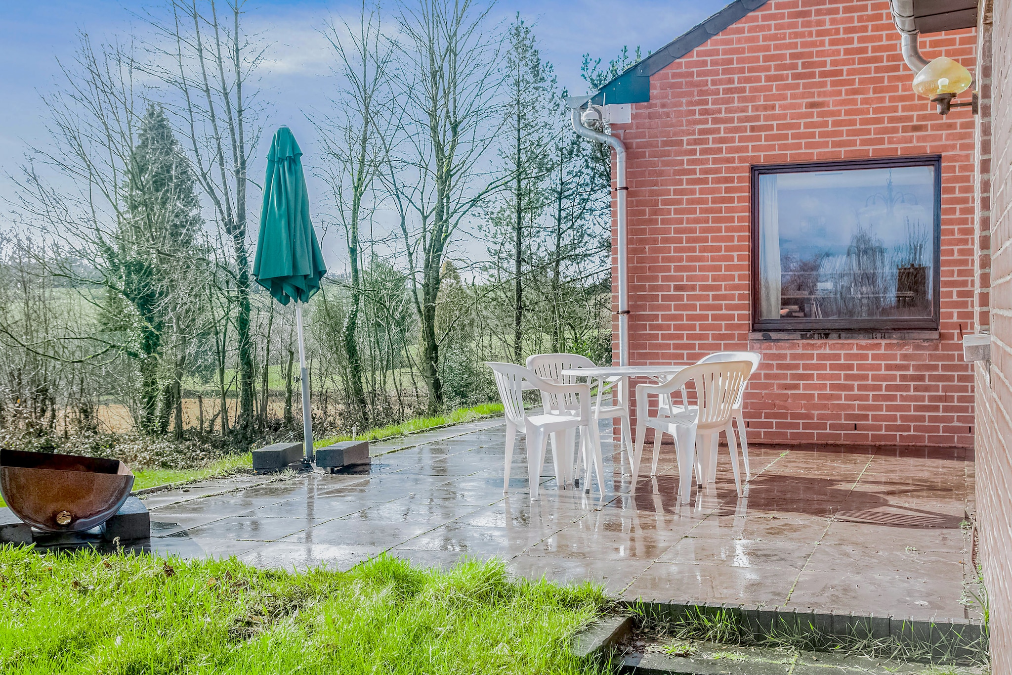 Ground floor: (Sitting room(TV(flatscreen, digital), fireplace, seating area(8 persons), streamingservice, CD player, stereo unit), dining room(dining table(8 persons)), Kitchen(electric kettle, cooker(4 ring stoves, ceramic), hood, coffee machine, oven, grill, microwave, dishwasher, fridge, Hand blender))\n\nmezzanine: (Entrance, bedroom(double bed(twin duvet, twin fitted sheet, 140 x 200 cm)), bathroom(shower, washbasin), sanitary facility(toilet), recreation room(table tennis table))\n\nOn the 1st floor: (bedroom(2x single bed(duvet, fitted sheet)), bedroom(double bed(twin duvet, twin fitted sheet, 140 x 200 cm), bunk bed(duvet, fitted sheet, 80 x 200 cm)))\n\ngarden doors, terrace(fire place), garden(private), garden furniture, BBQ, parking, outdoor fireplace