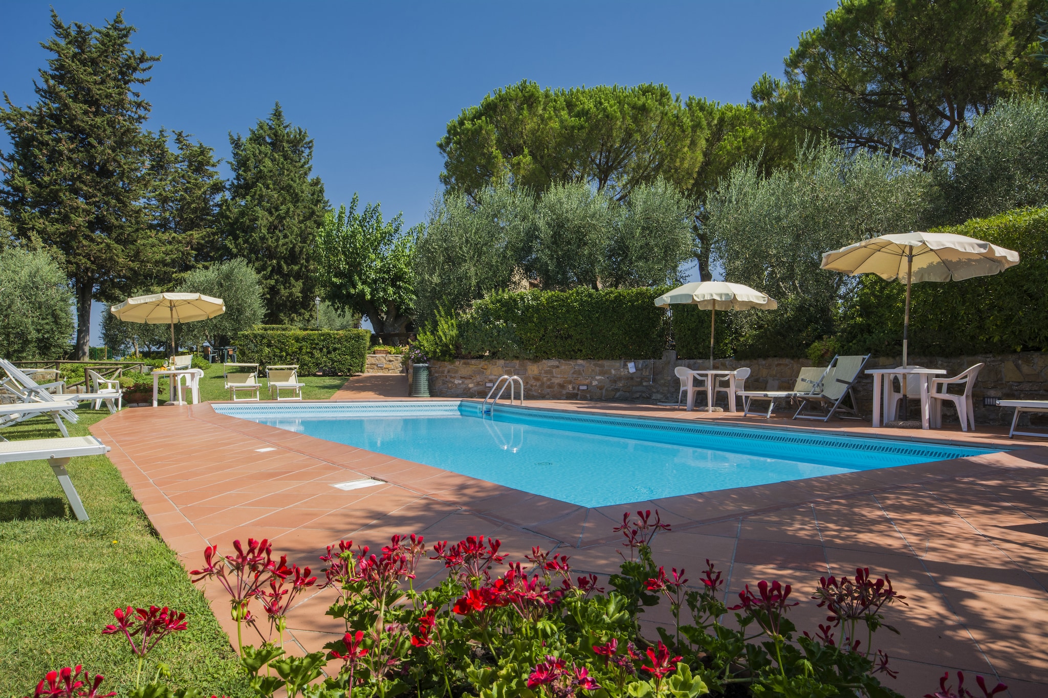 Discover the timeless charm of Tuscany in this authentic farmhouse apartment in Castelfiorentino, where rustic elegance meets modern comfort. Ideal for 4 guests, the home features a cozy bedroom, a welcoming living room, and a private terrace that opens onto sweeping views of the Chianti hills. Surrounded by vineyards, olive groves, and golden wheat fields, it’s the perfect retreat to slow down and soak in the beauty of the Tuscan countryside.
Step outside and enjoy the shared swimming pool, nestled in greenery and overlooking the rolling landscape. Savor an evening barbecue on your terrace as the sun sets over the hills, or cook up a Tuscan-inspired meal in the well-equipped kitchen for an intimate dinner.
Set along the historic Via Francigena between Castelfiorentino and Certaldo—the birthplace of writer Giovanni Boccaccio—this location places you in the heart of Val d’Elsa. It’s an ideal base to explore Tuscany’s treasures: Florence (40 km), Siena (50 km), Pisa (70 km), and Lucca (106 km), as well as the Tuscan coast with Viareggio (108 km) and Forte dei Marmi (115 km).
Whether you’re wandering through medieval towns, sipping Chianti wines, or simply enjoying the peaceful views, this farmhouse apartment offers the perfect blend of authenticity, comfort, and adventure.