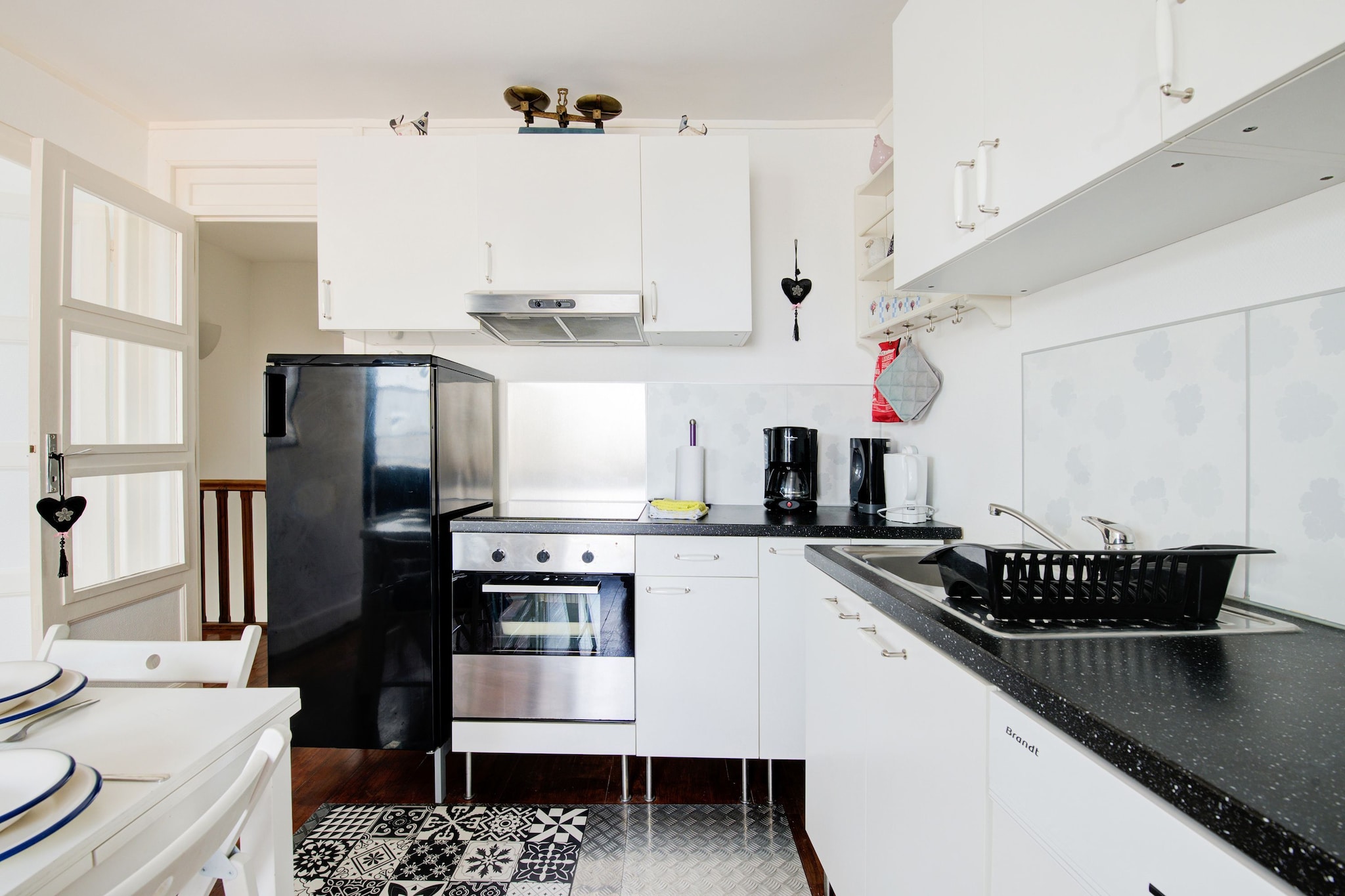 On the 1st floor: (Living room(TV, seating area(4 persons)), open kitchen(toaster, hood, oven, dishwasher, fridge), bedroom(double bed(140 x 200 cm)), bedroom(single bed(90 x 200 cm), single bed(90 x 200 cm)), bathroom(shower, toilet, washing machine))\n\nbalcony or terrace